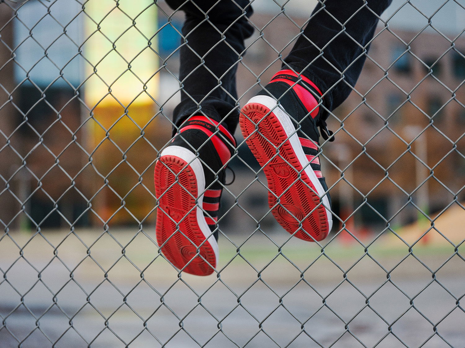 Barneombudet: sko ved et gitter