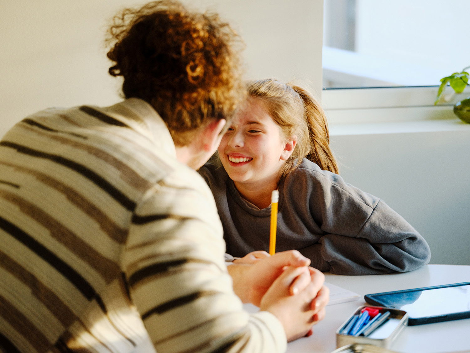 Barneombudet: ung jente og voksenperson