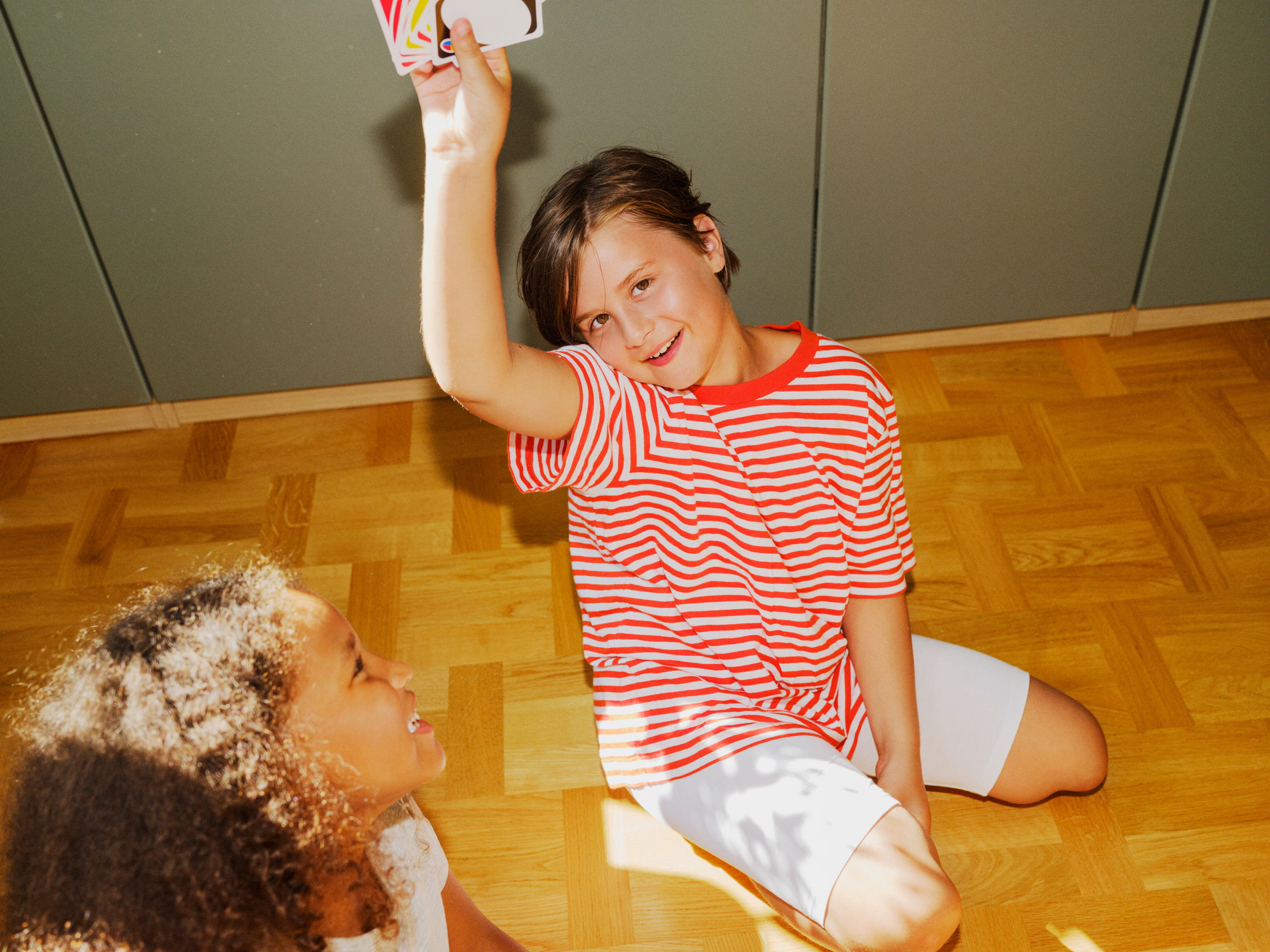 Barneombudet: barn spiller kortspill