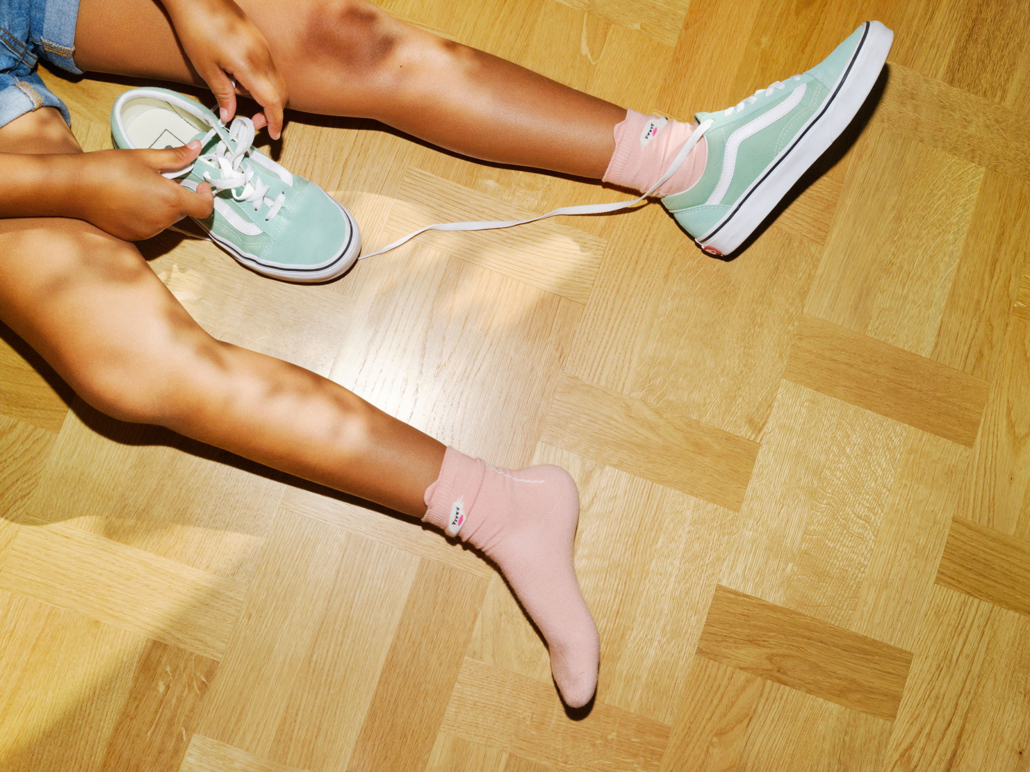 barneombudet: barn som knyter skoene