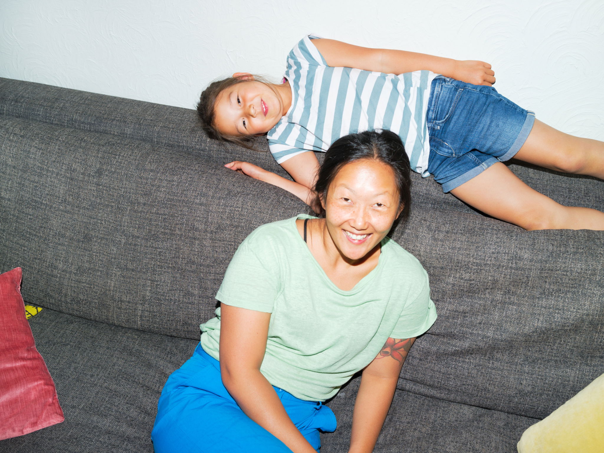 Barneombudet: mor og datter på sofaen