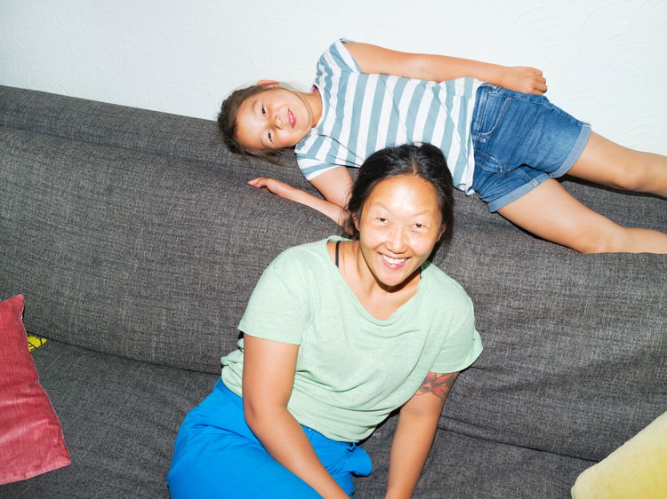 Barneombudet: mor og datter på sofaen