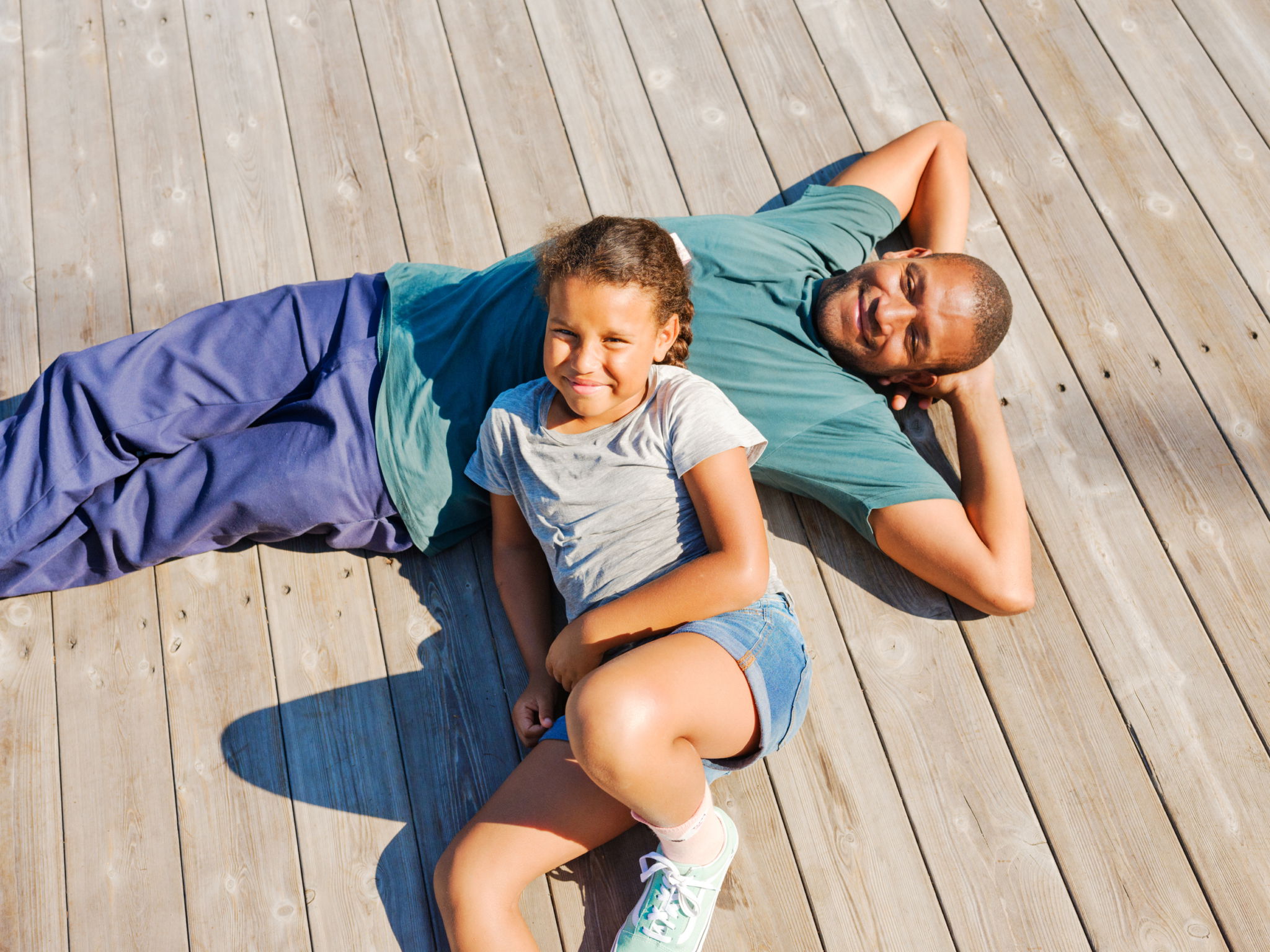 Barneombudet: far og datter ligger på bakken