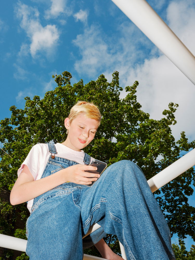 Barneombudet: ung gutt med mobil