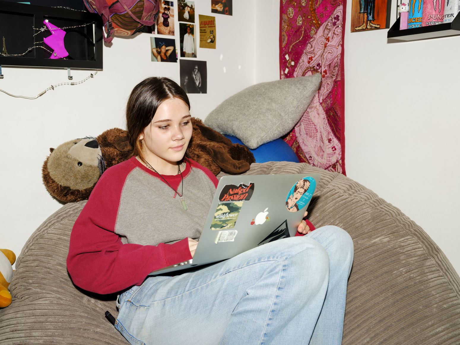 Barneombudet: jente med laptop/macbook