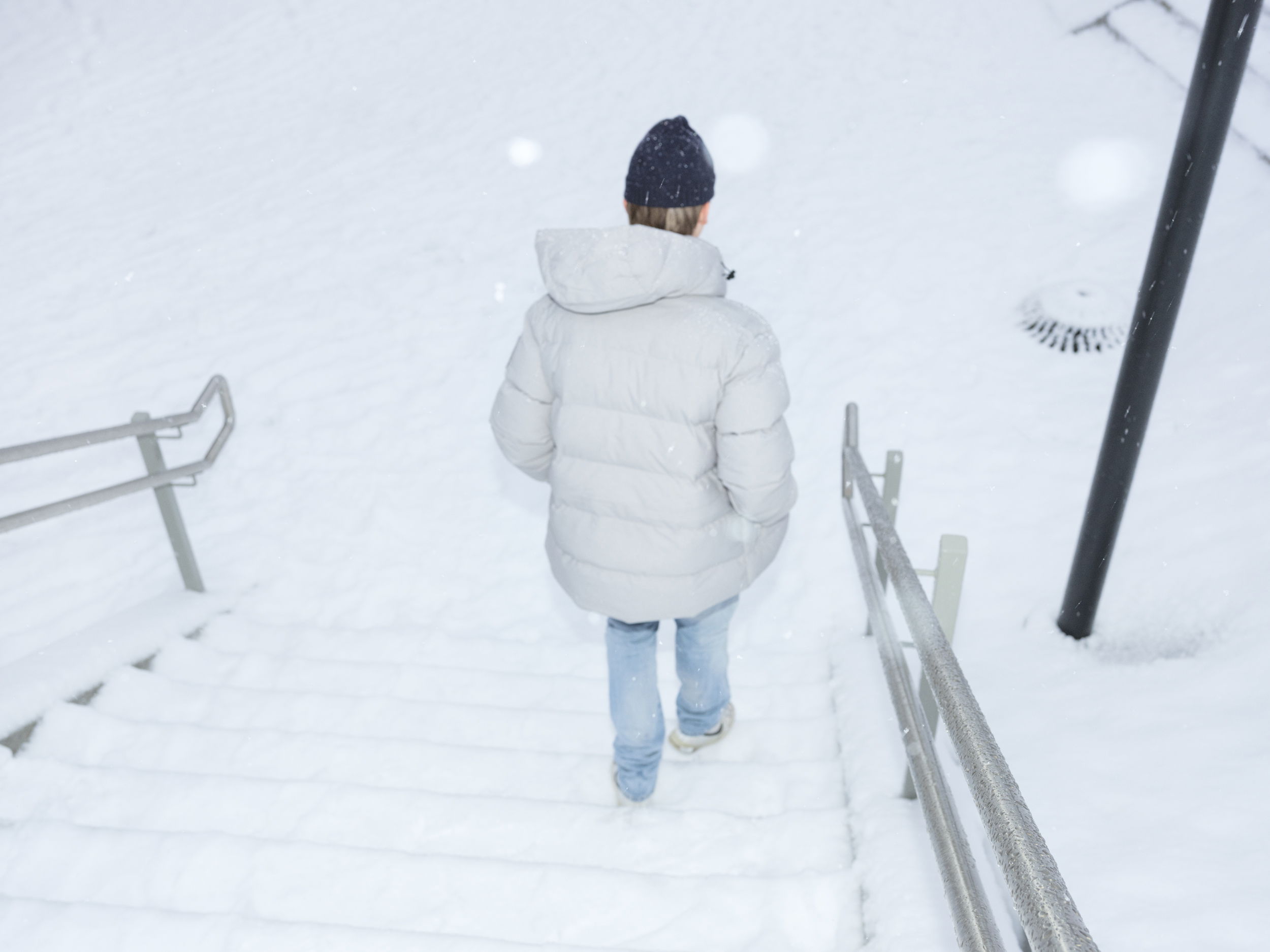 Barneombudet: ungdom som går ute i snøen på vinteren