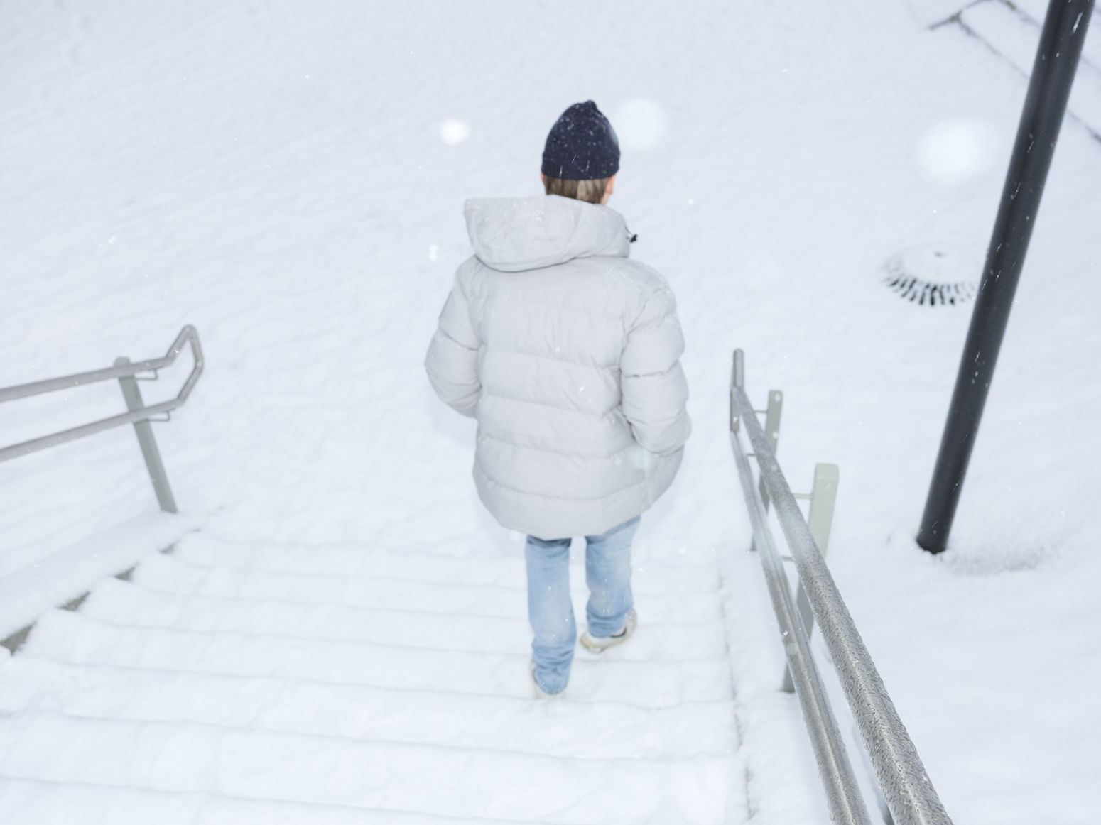 Barneombudet: ungdom som går ute i snøen på vinteren