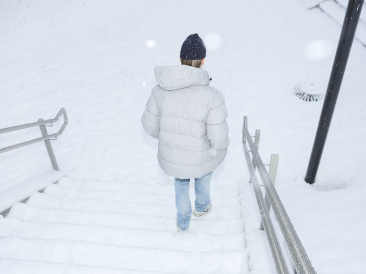 Barneombudet: ungdom som går ute i snøen på vinteren