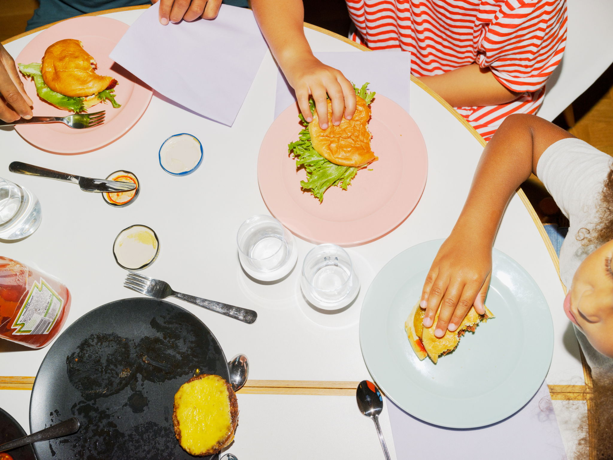 Barneombudet: barn spiser hamburger