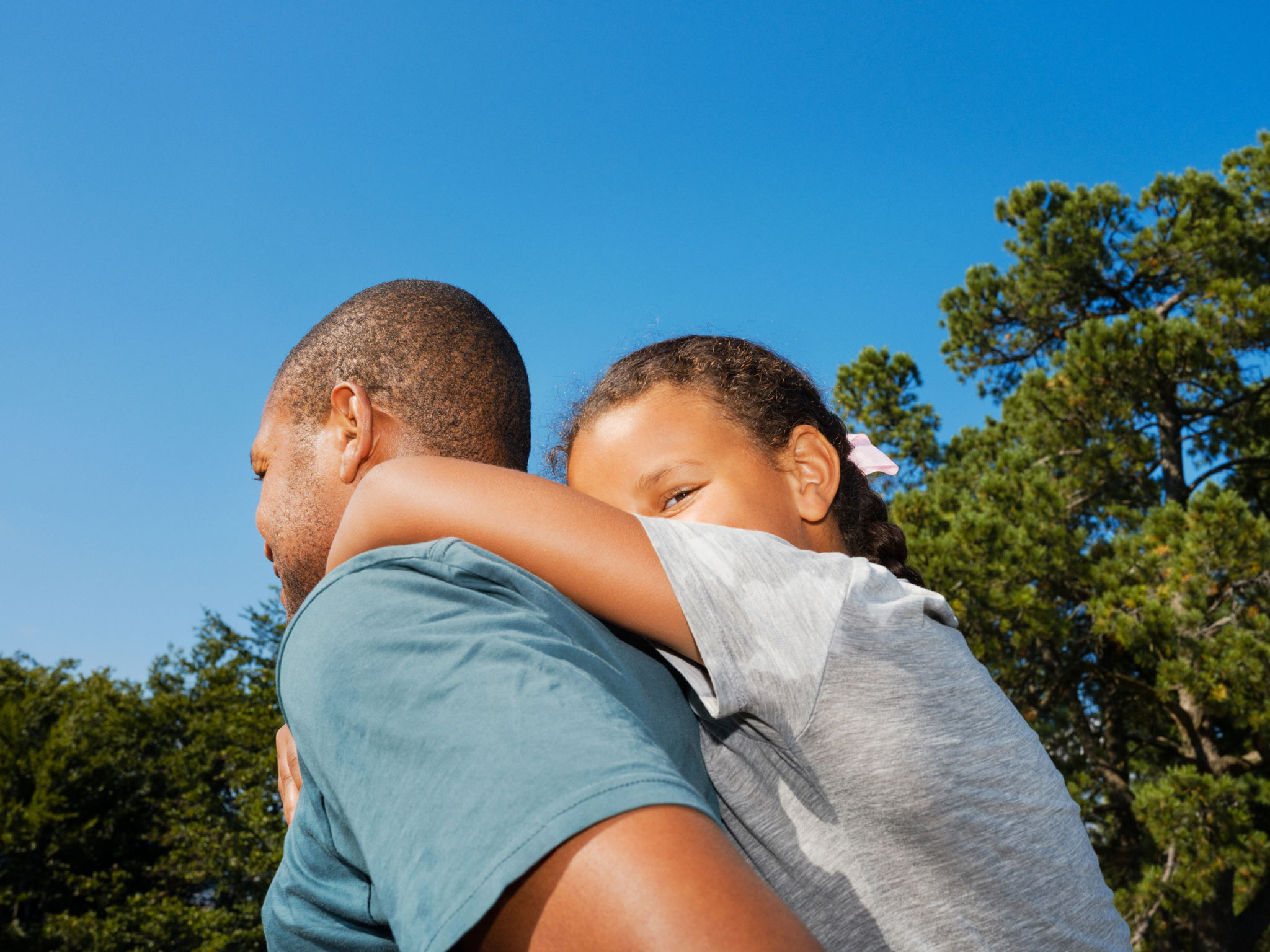 Barneombudet: far med datter på ryggen