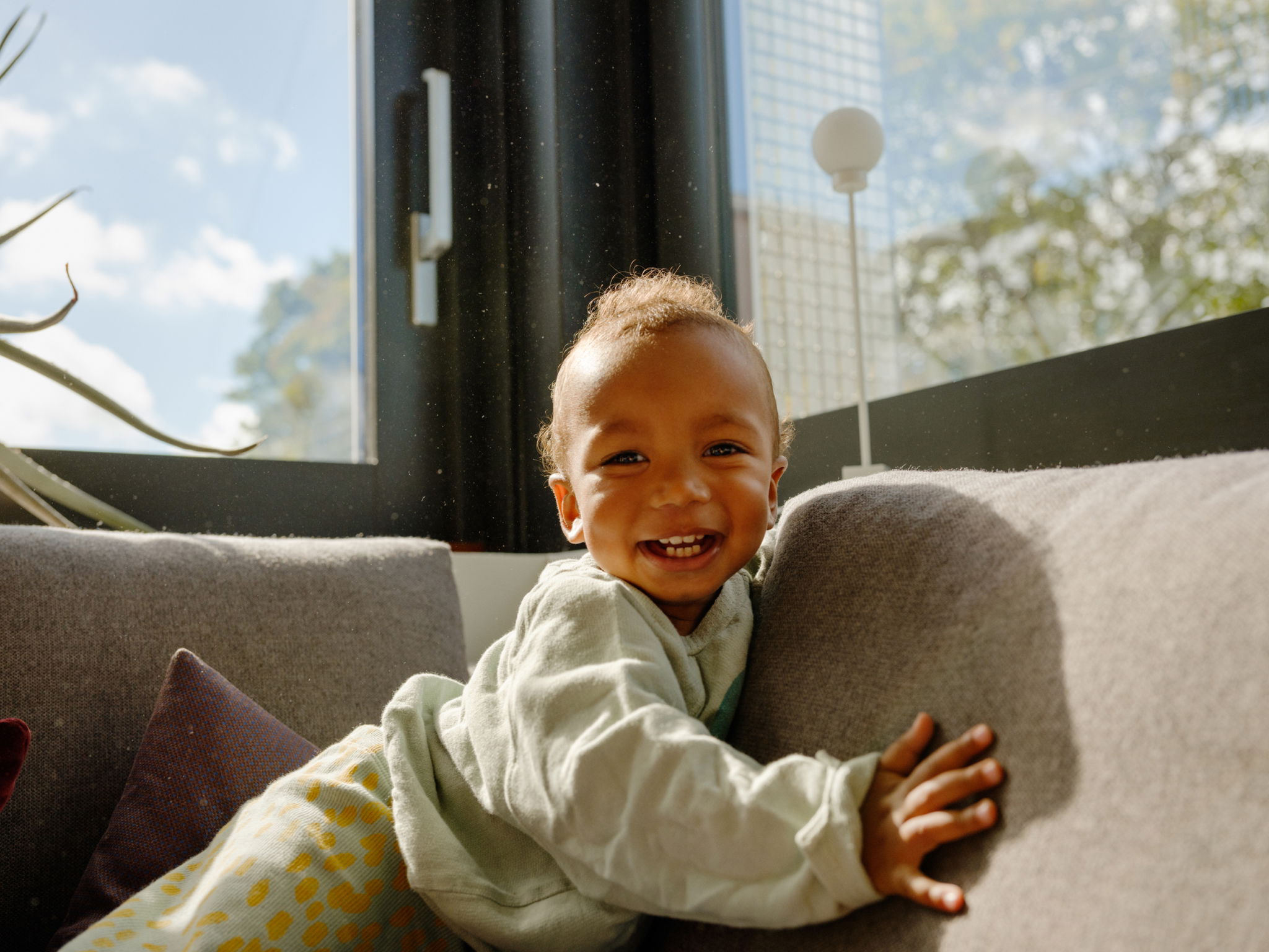 Barneombudet: lite barn på sofaen