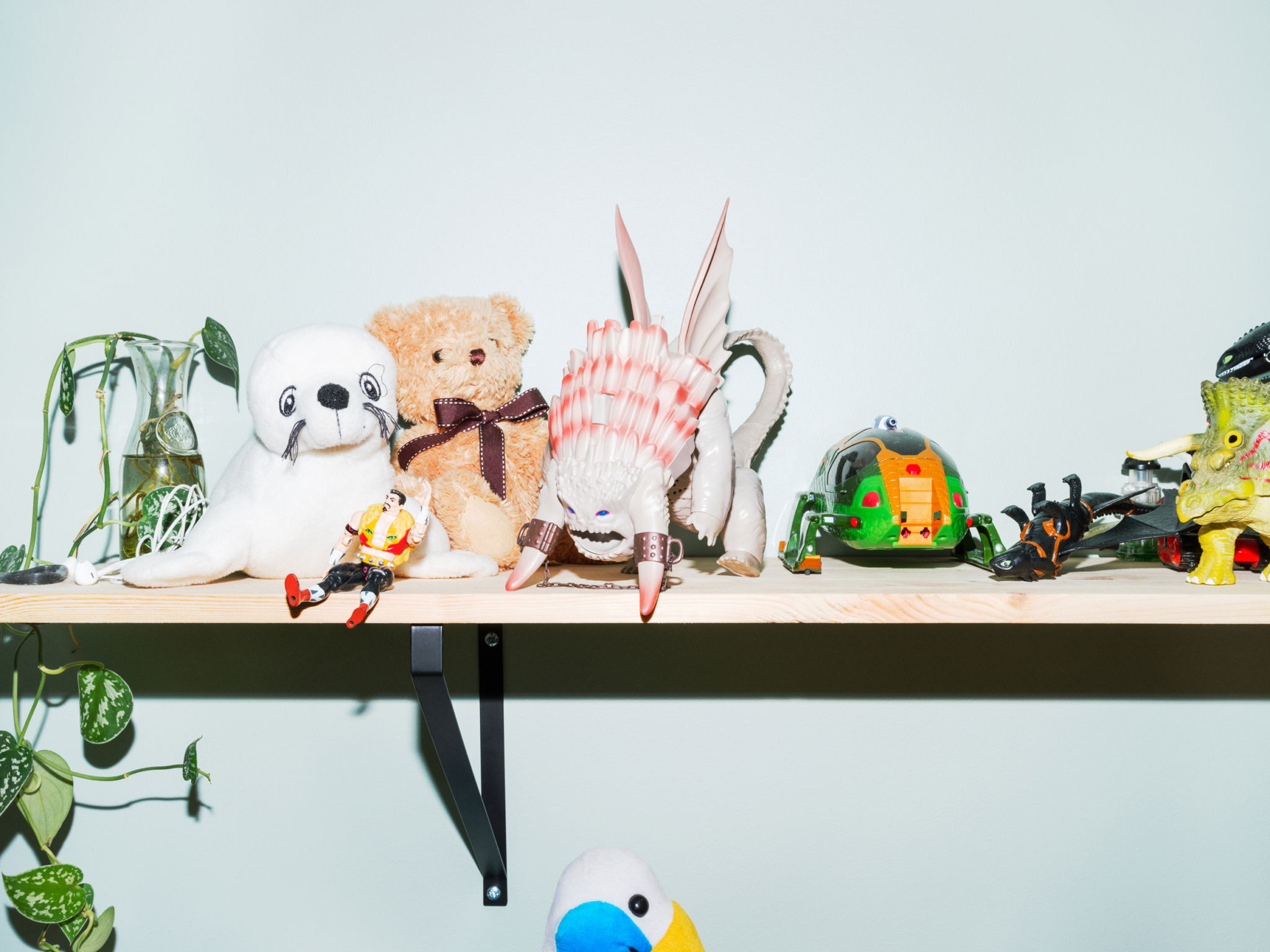 Barneombudet: leker og bamser på en hylle