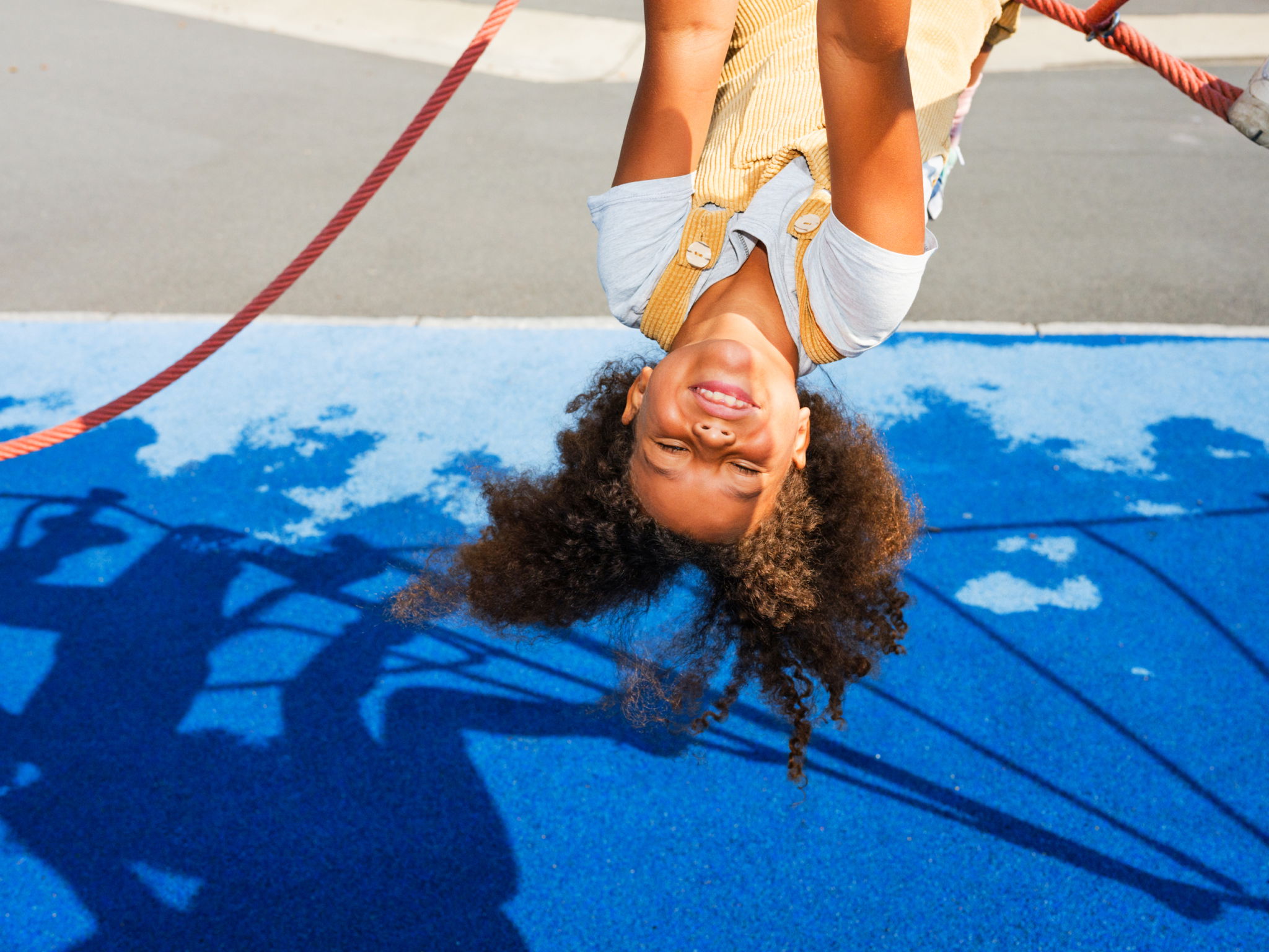 Barneombudet: jente i lekestativ opp ned