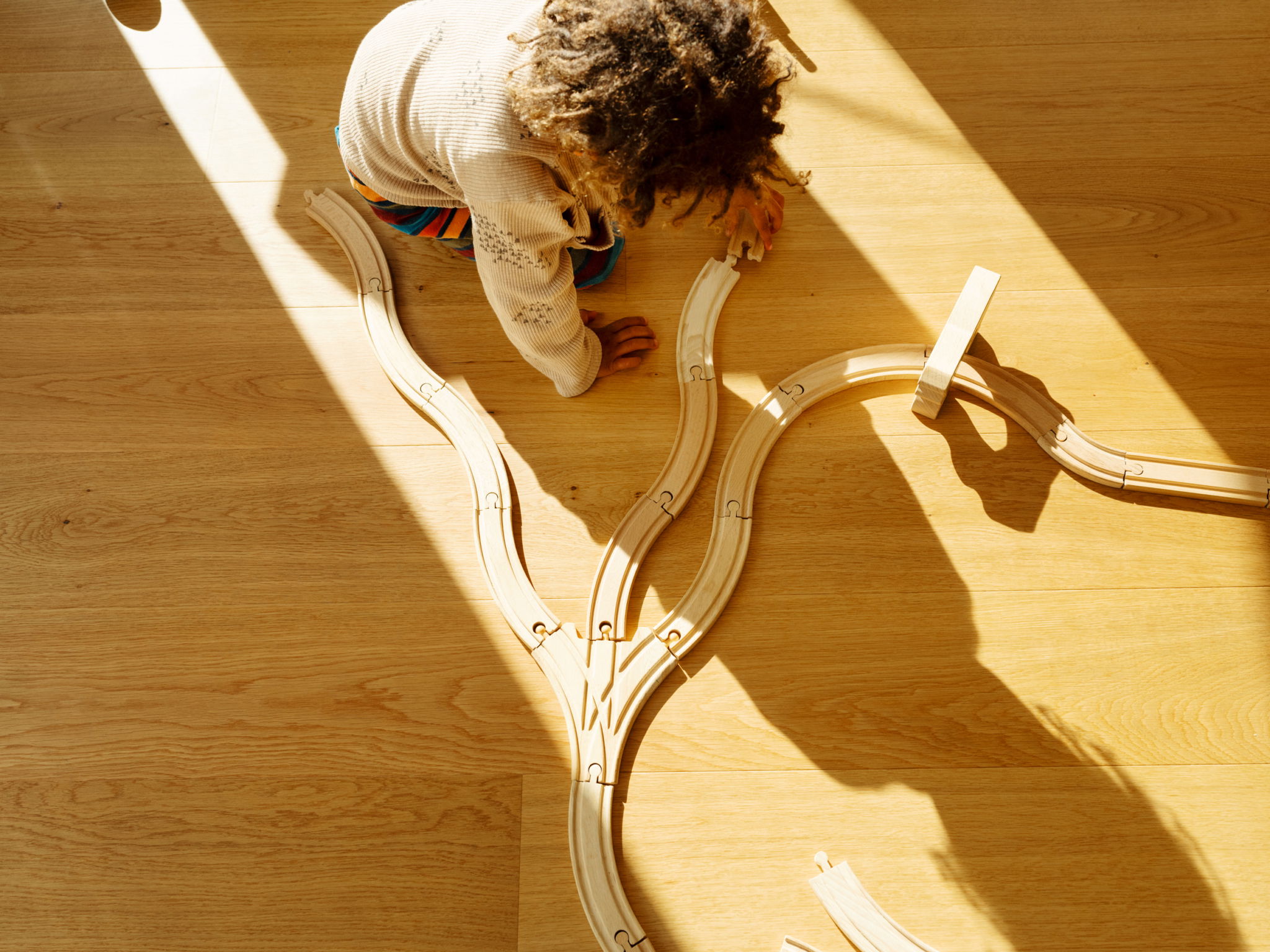 Barneombudet: barn bygger jernbane