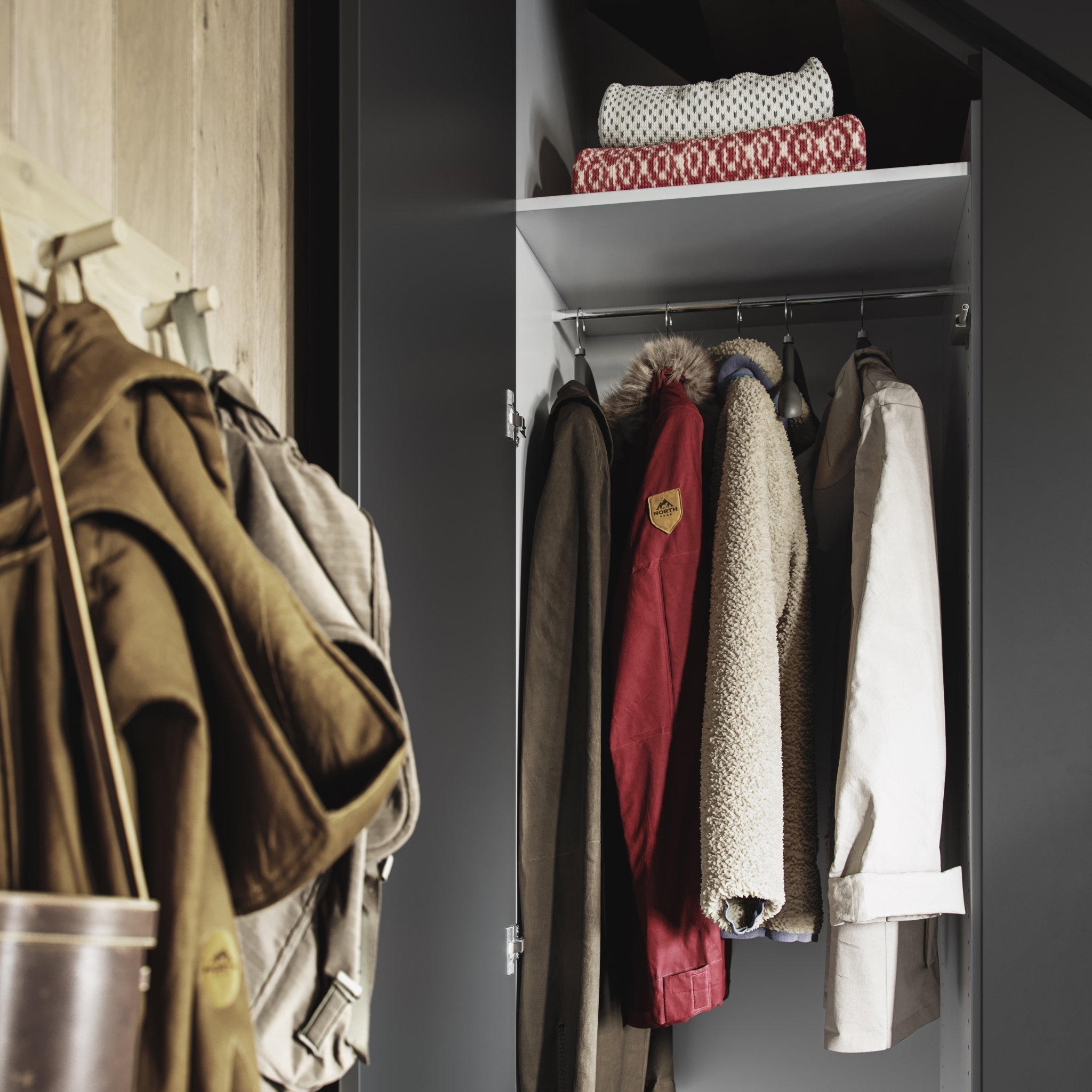 Fauna Detalj Sort Eik lakkert Garderobe 2