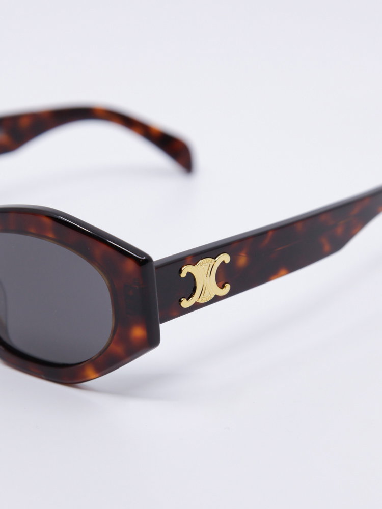 Kantet solbrille i havana, med grå solbrilelglass