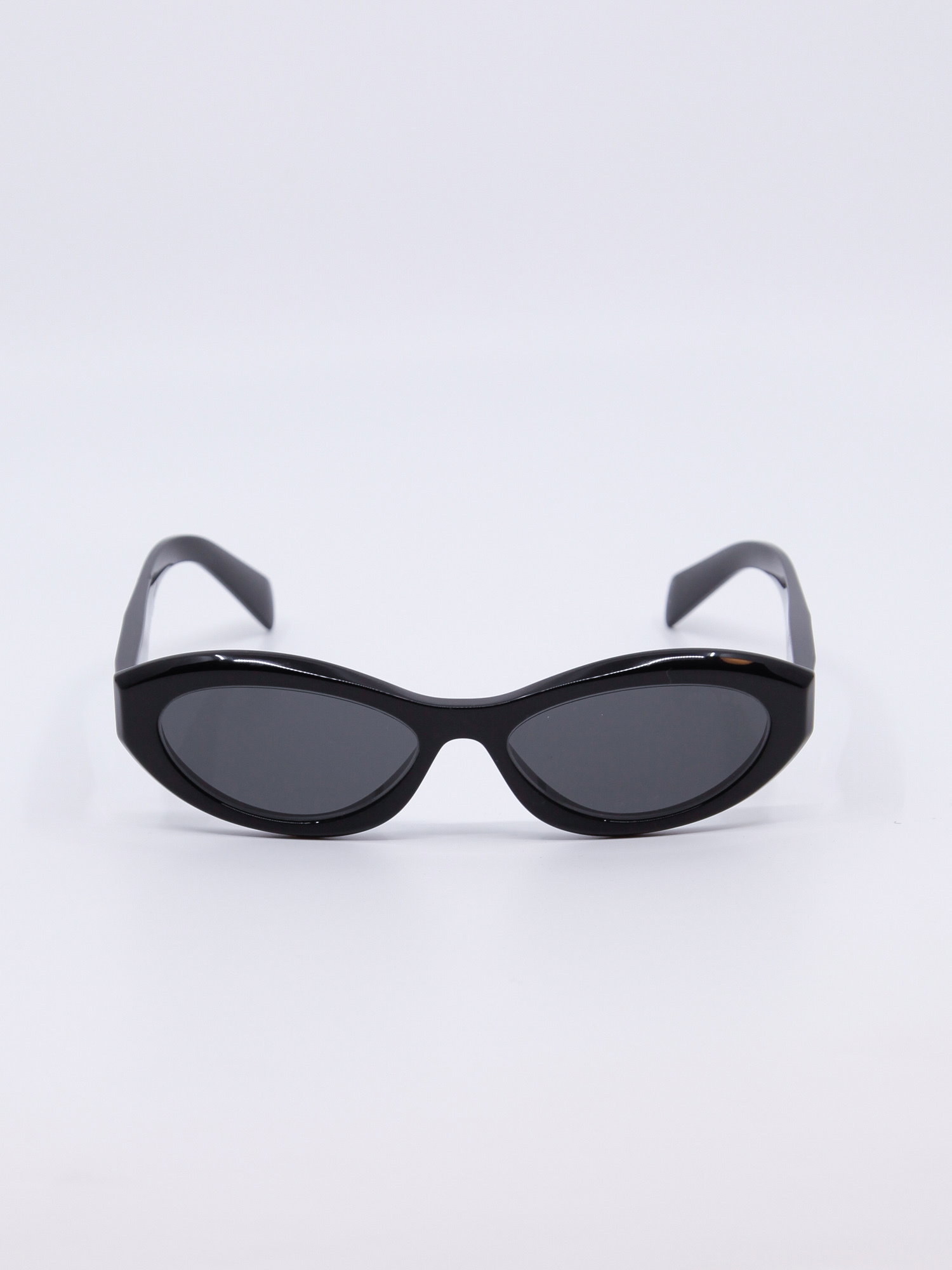 Svart og smal cateyesolbrille