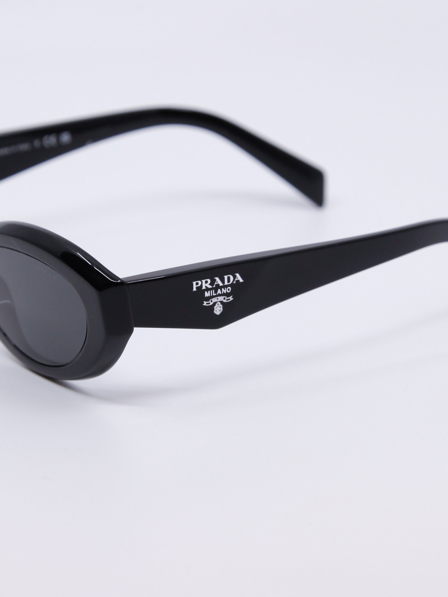 Svart og smal cateyesolbrille