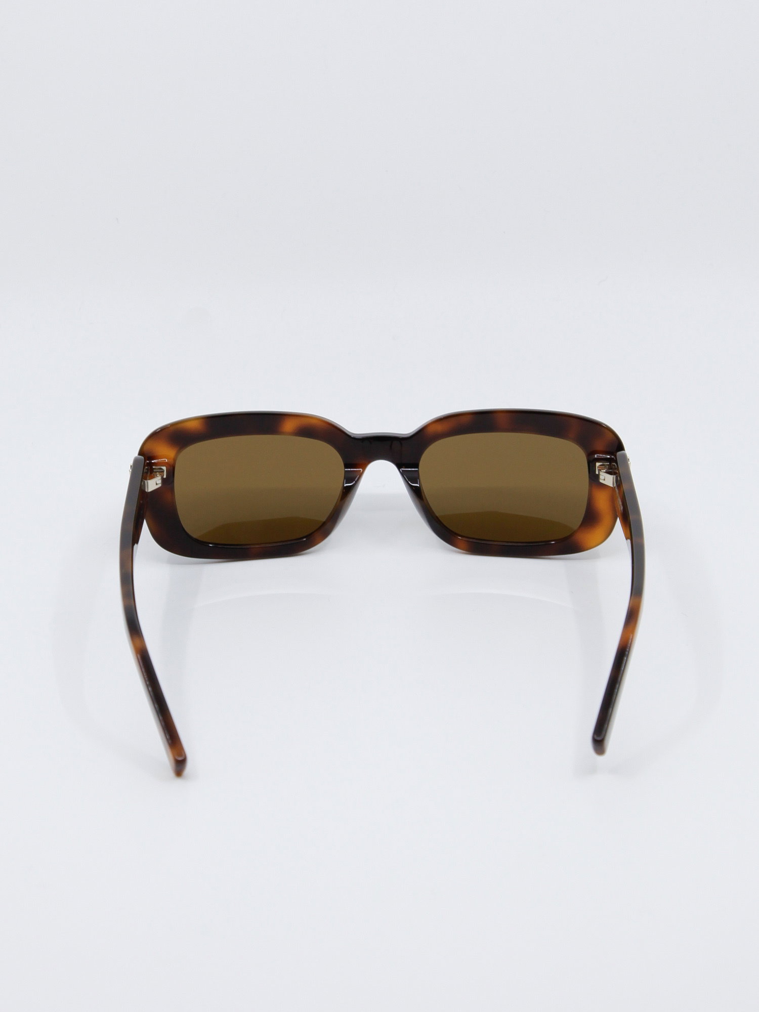 Brun solbrille med rektangulær fasong