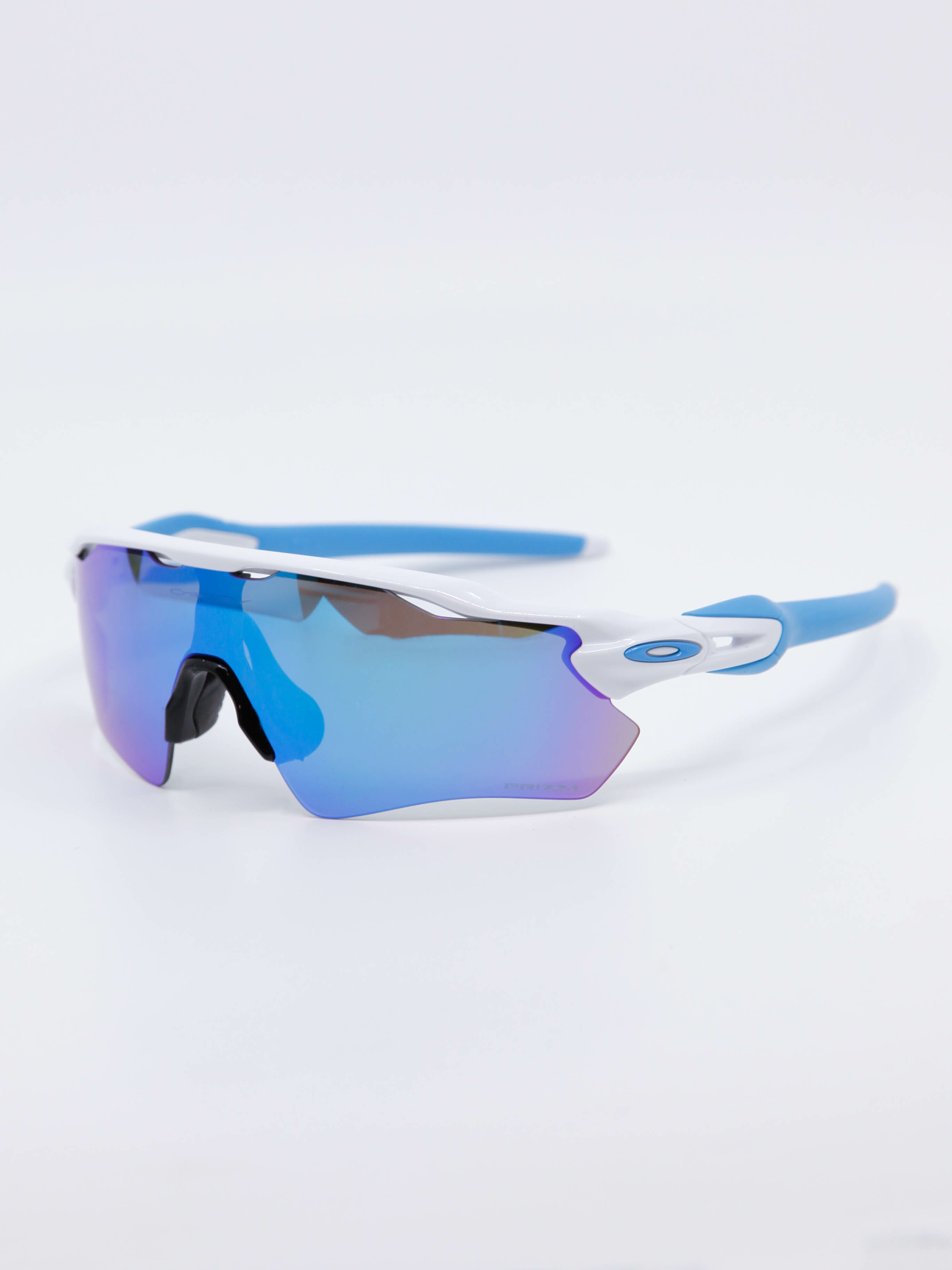 Hvit og blå sportsbrille fra Oakley