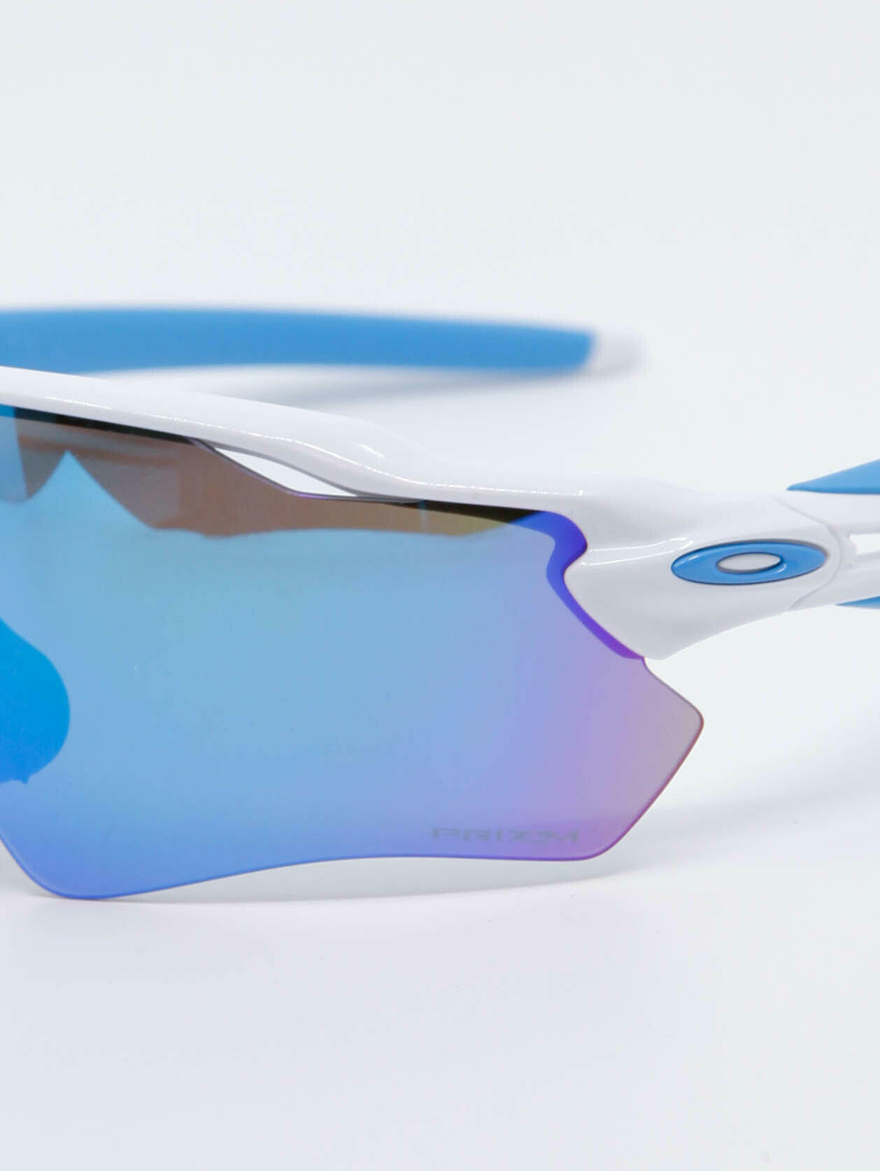 Hvit og blå sportsbrille fra Oakley