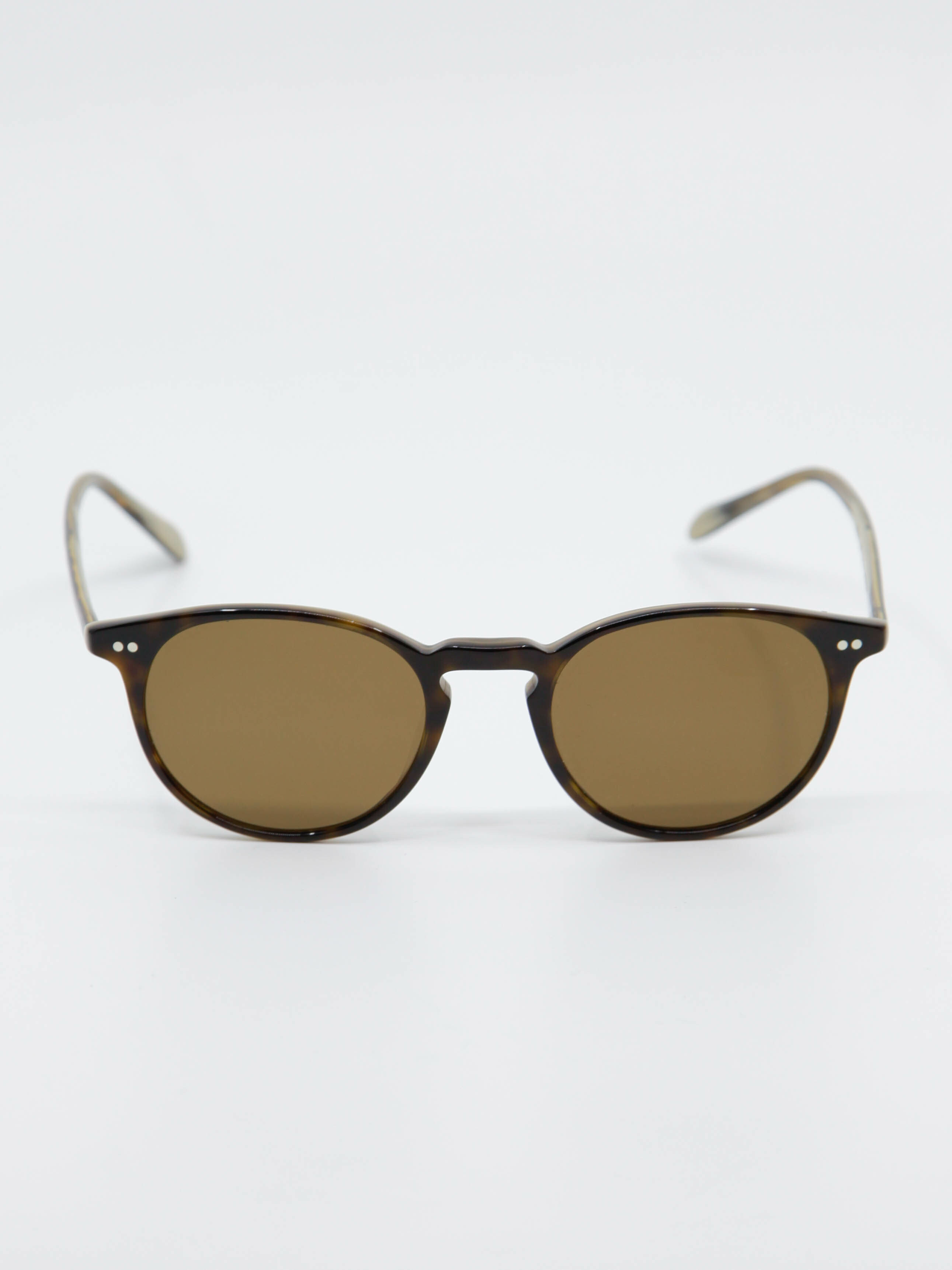 Riley solbrillemodell fra Oliver Peoples i bruntoner – Krogh Optikk