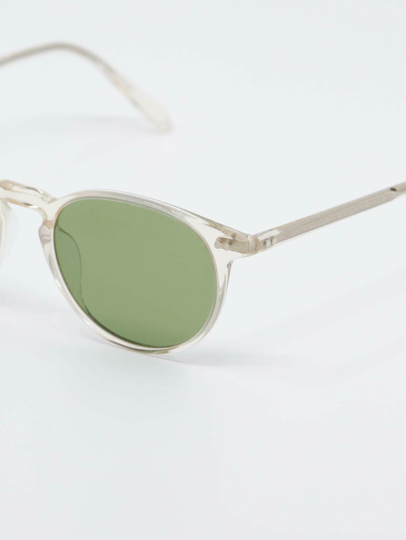 Solbrille med transparent ramme og grønne glass