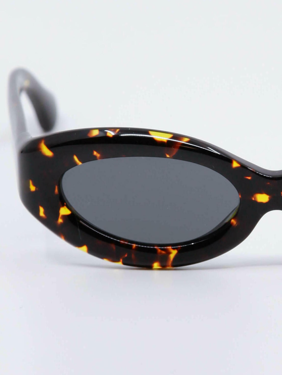 Avrundet solbrille med svak cat-eye