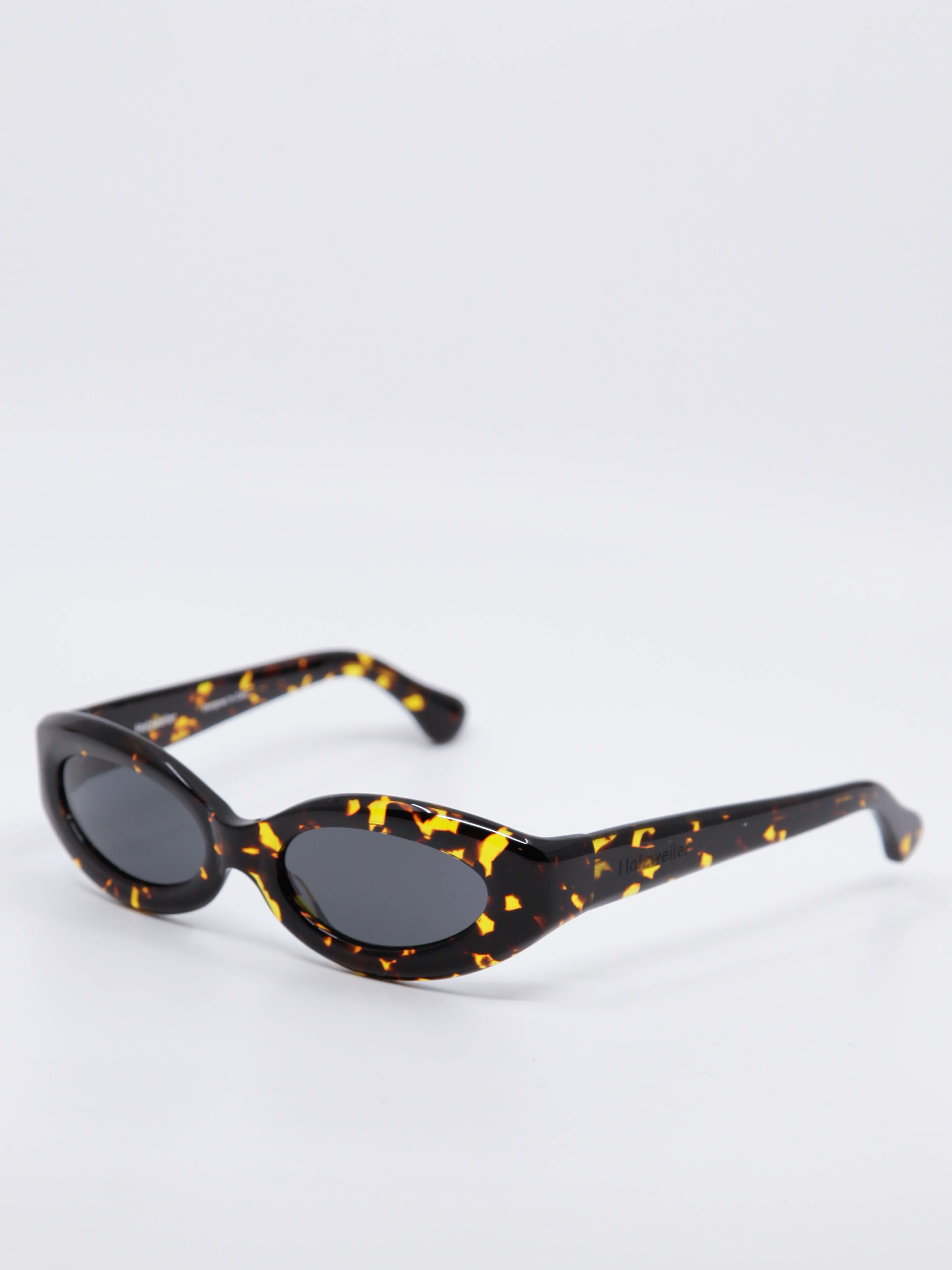 Avrundet solbrille med svak cat-eye