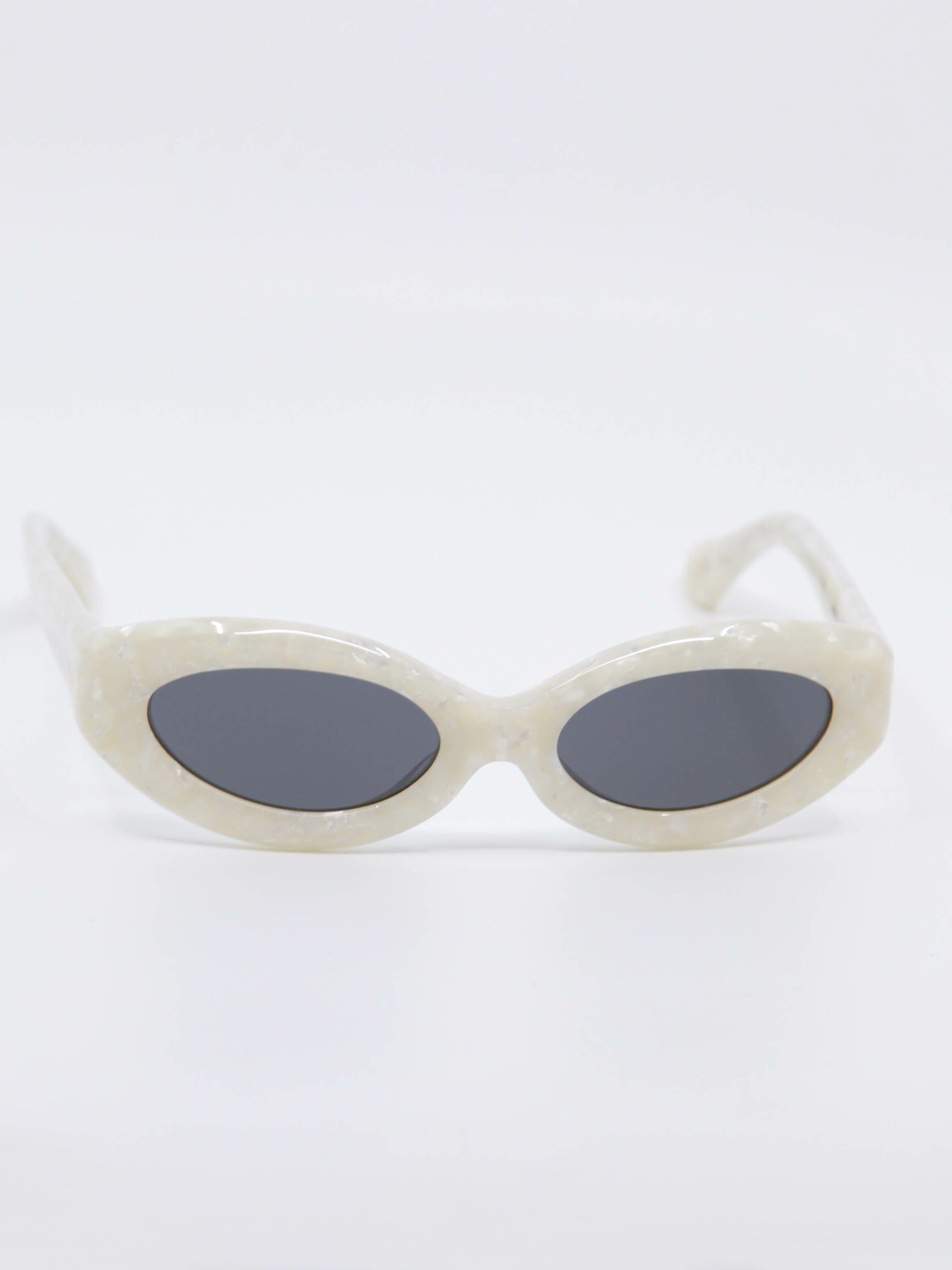 Avrundet solbrille i hvit med svak cat-eye