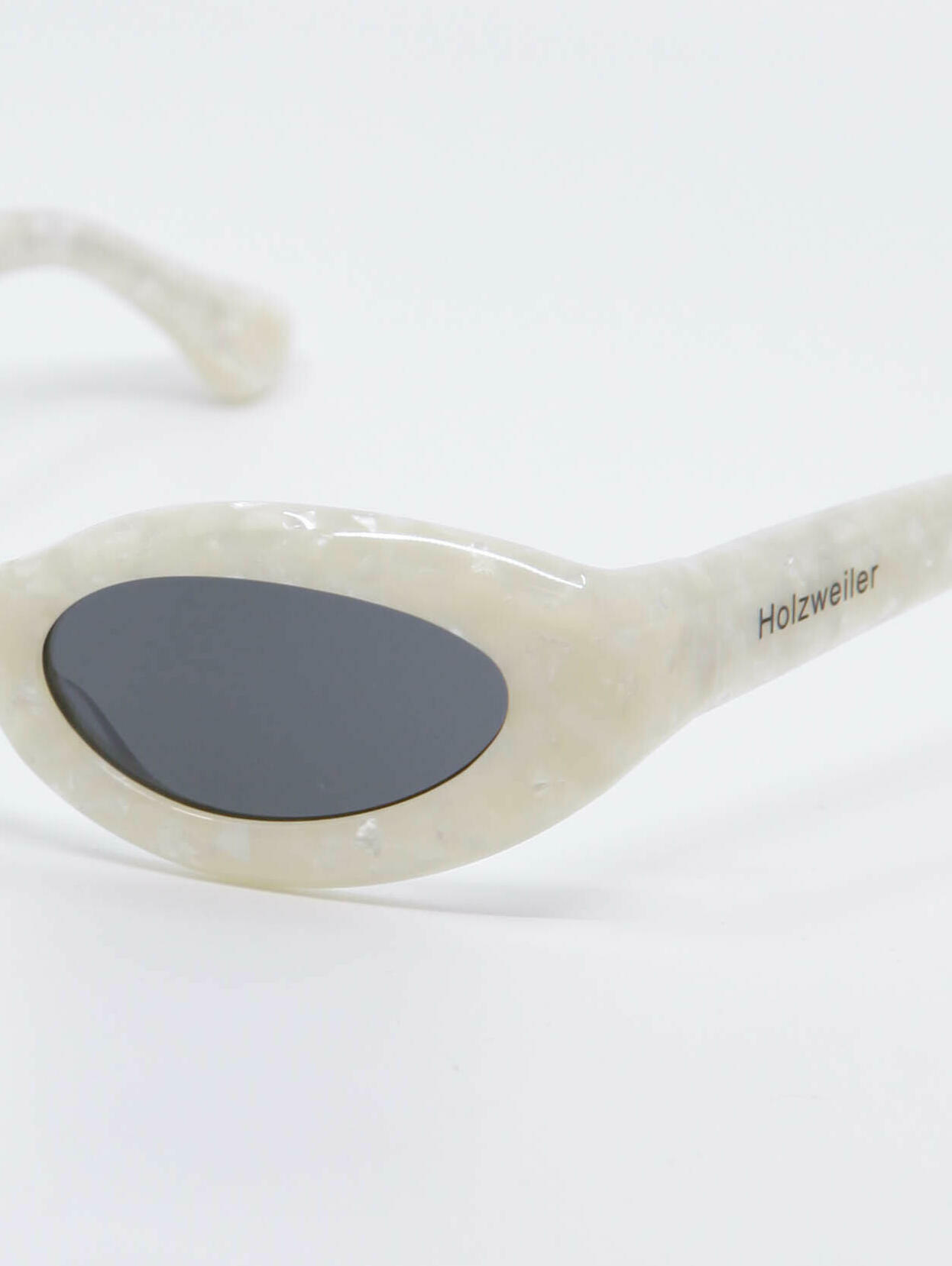 Avrundet solbrille i hvit med svak cat-eye