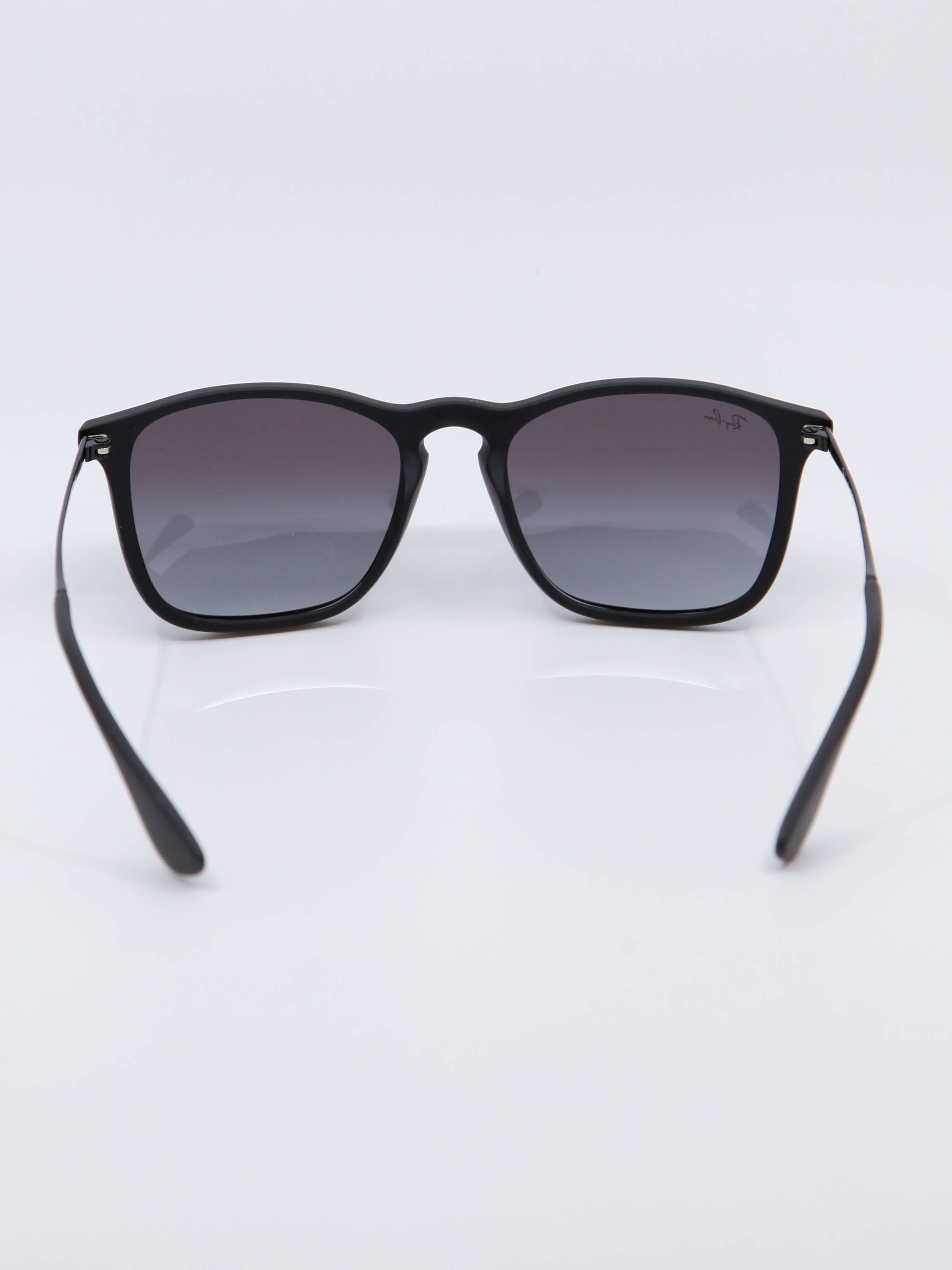 Svart solbrille fra Ray-Ban i klassisk form