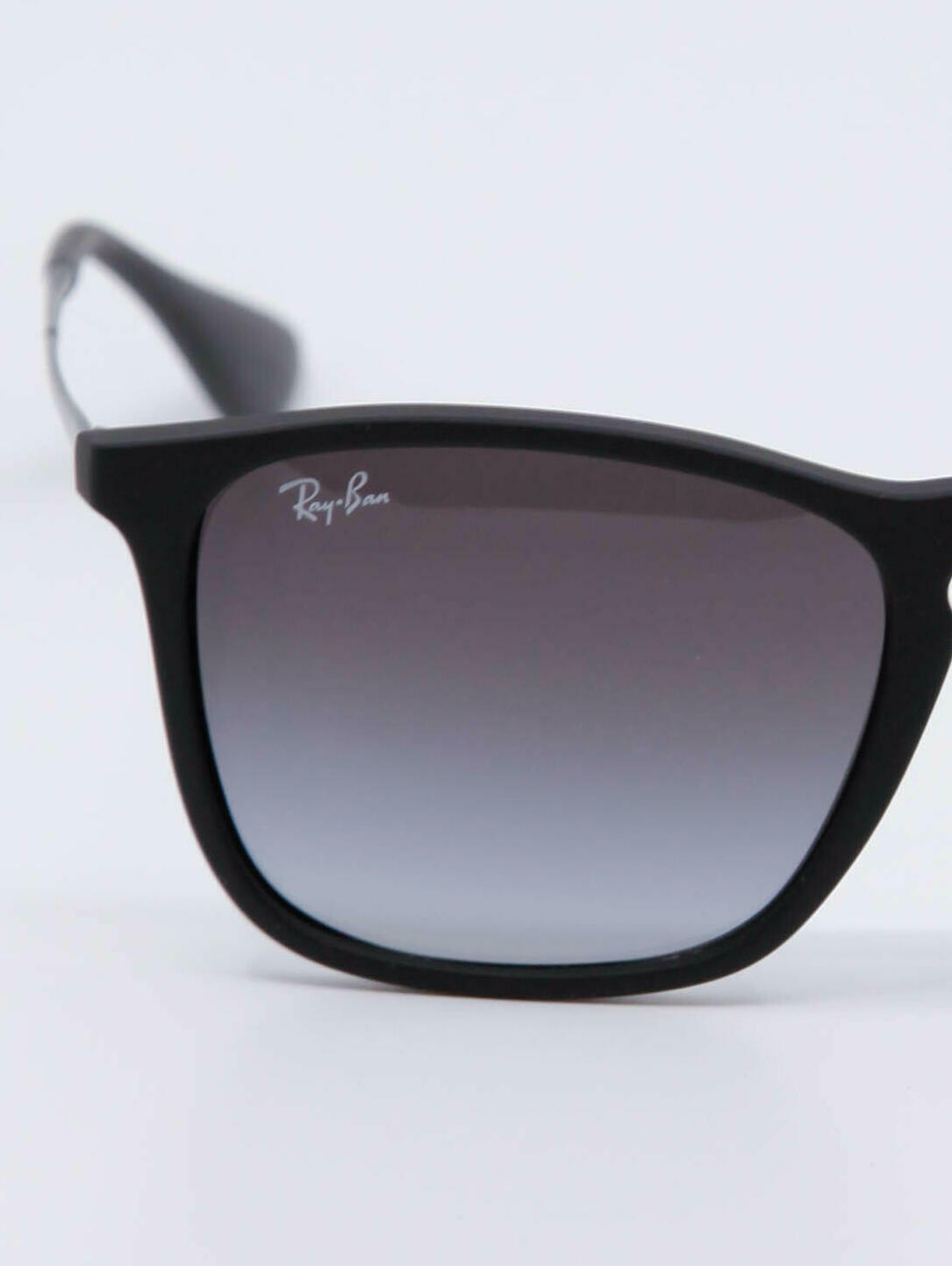 Svart solbrille fra Ray-Ban i klassisk form