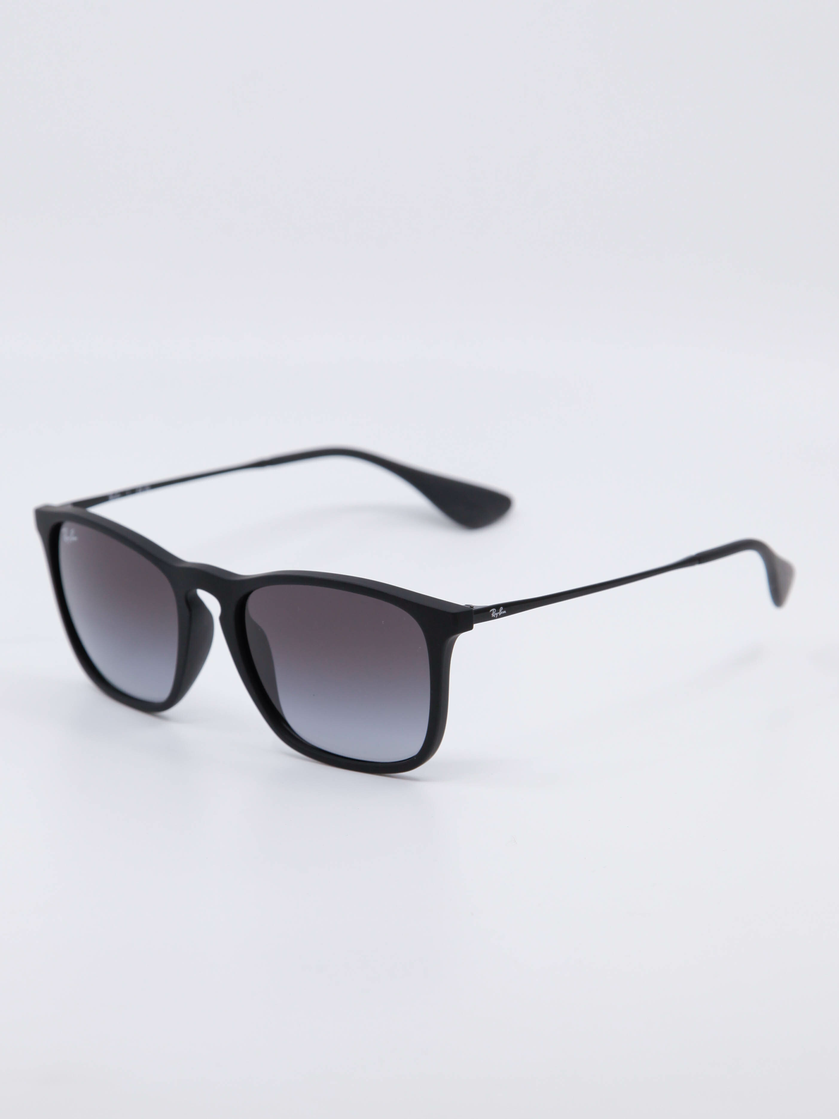 Svart solbrille fra Ray-Ban i klassisk form