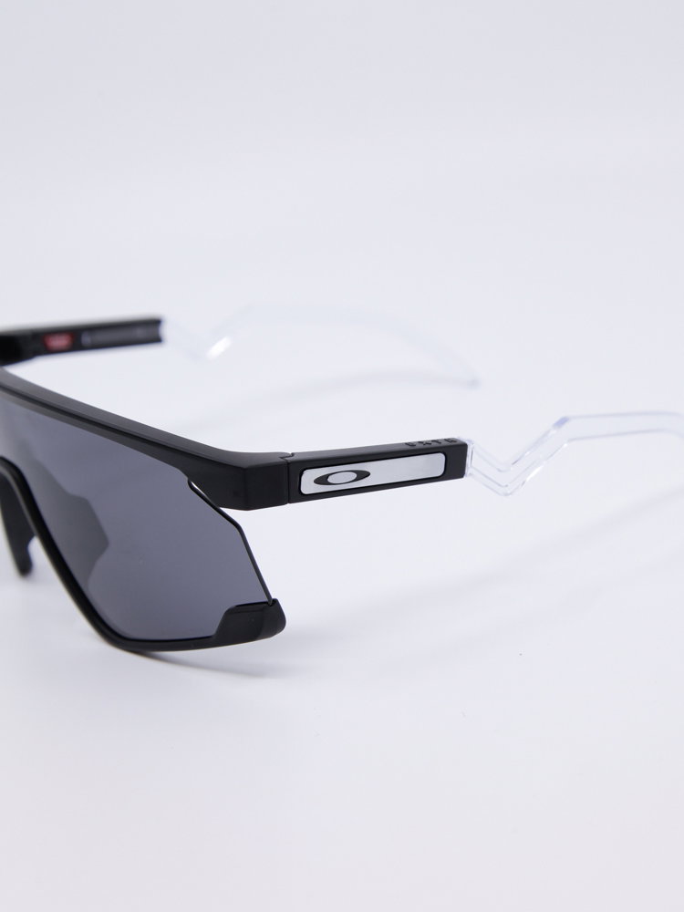 Svart sportssolbrille