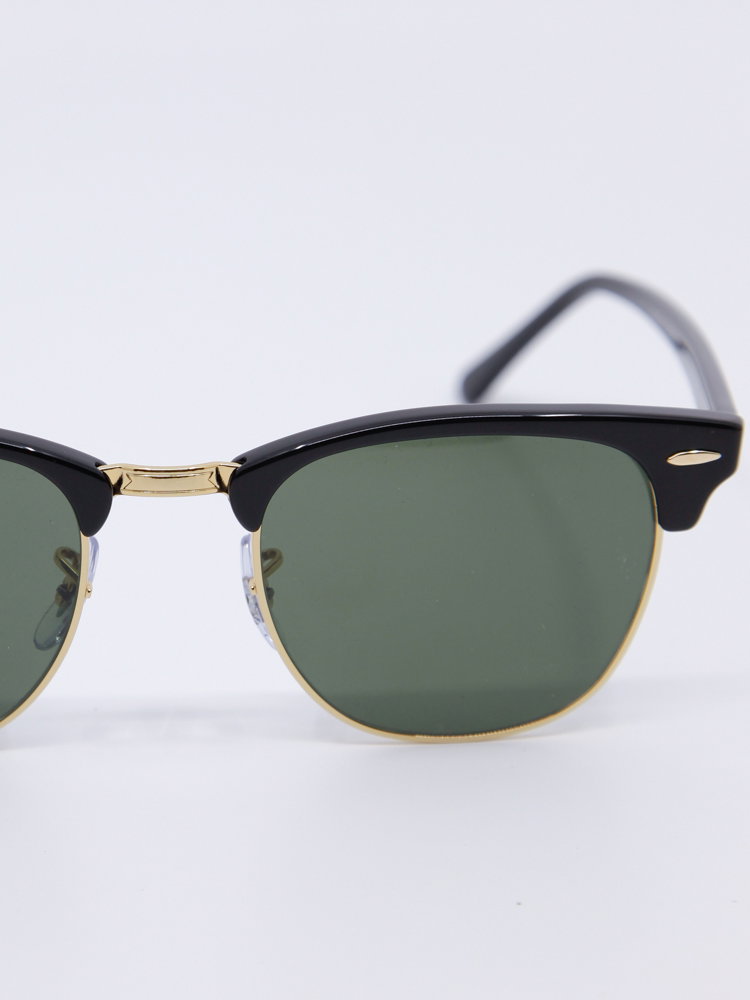 Svart Ray-Ban solbrille med gulldetaljer