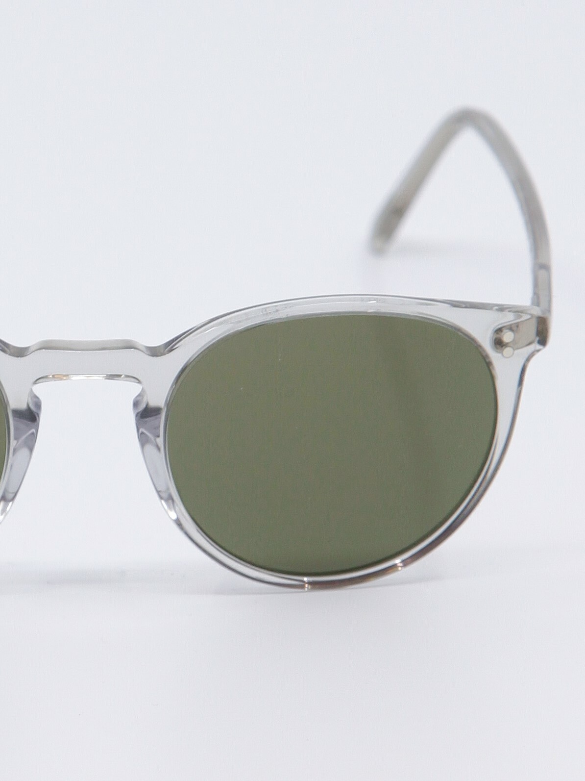 Rund solbrille med transparent ramme og grønne glass