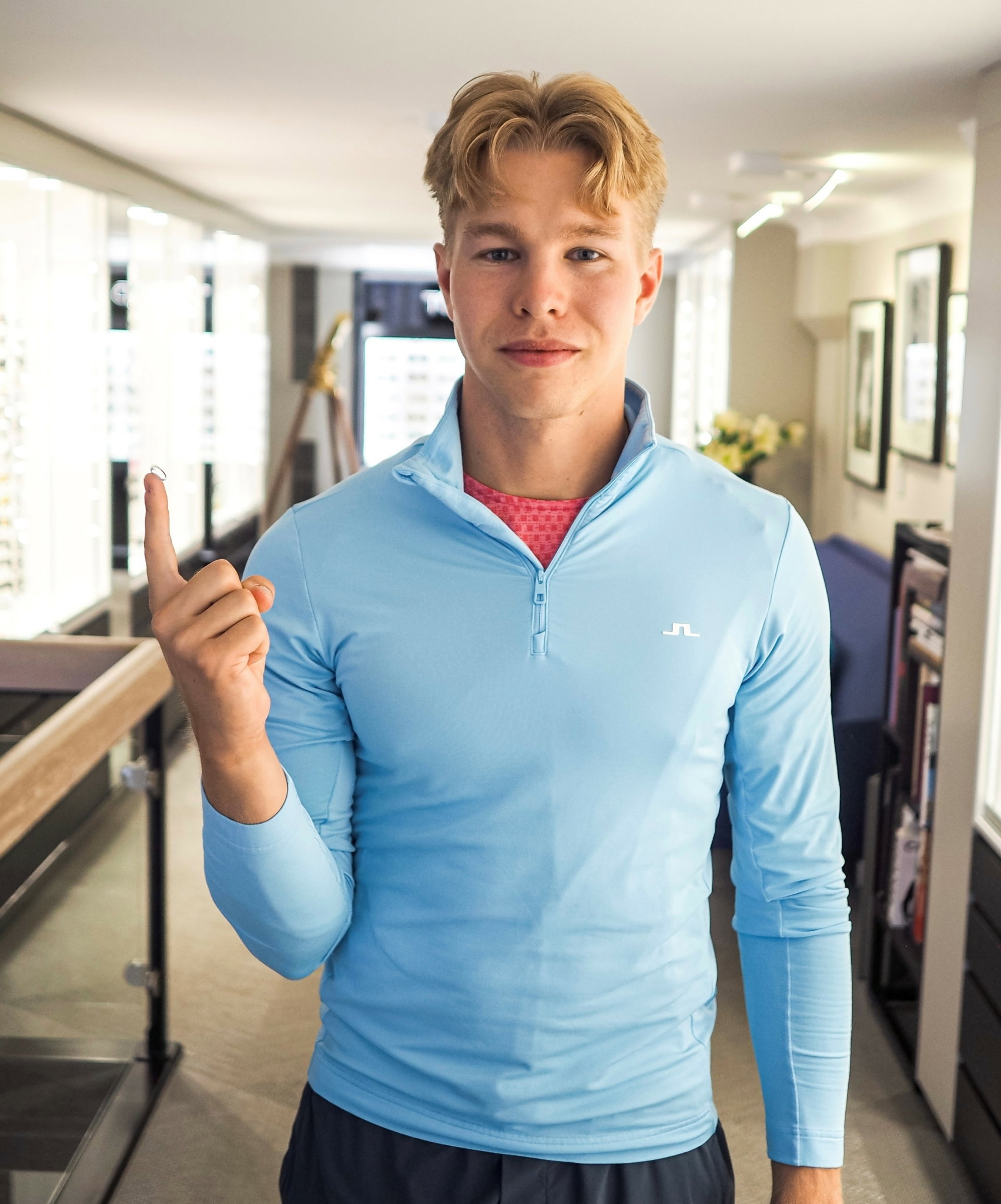 Markus Rooth tar synstest hos Krogh Optikk og tester nye linser – Krogh ...