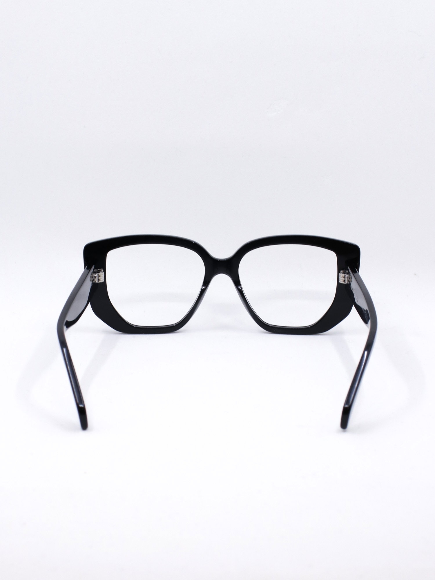 Svart solbrille med tydelig kant