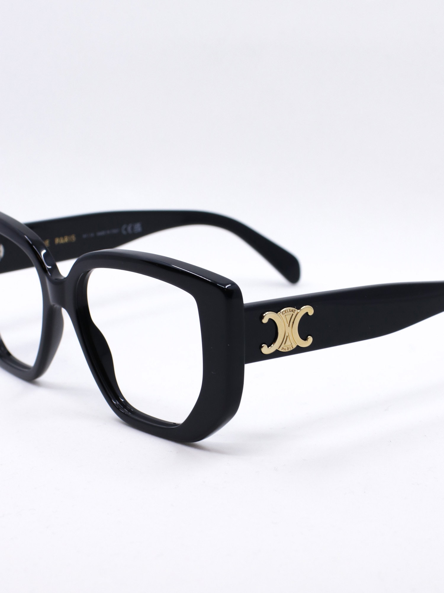 Svart solbrille med tydelig kant