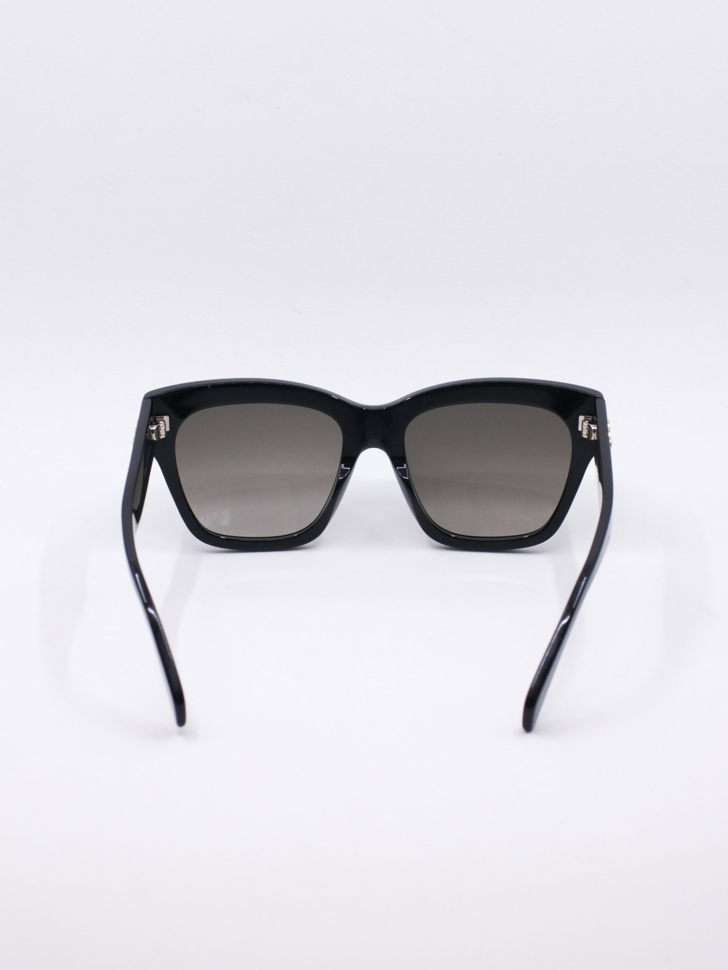 Svart, klassisk solbrille med mørke, graderte solbrilleglass