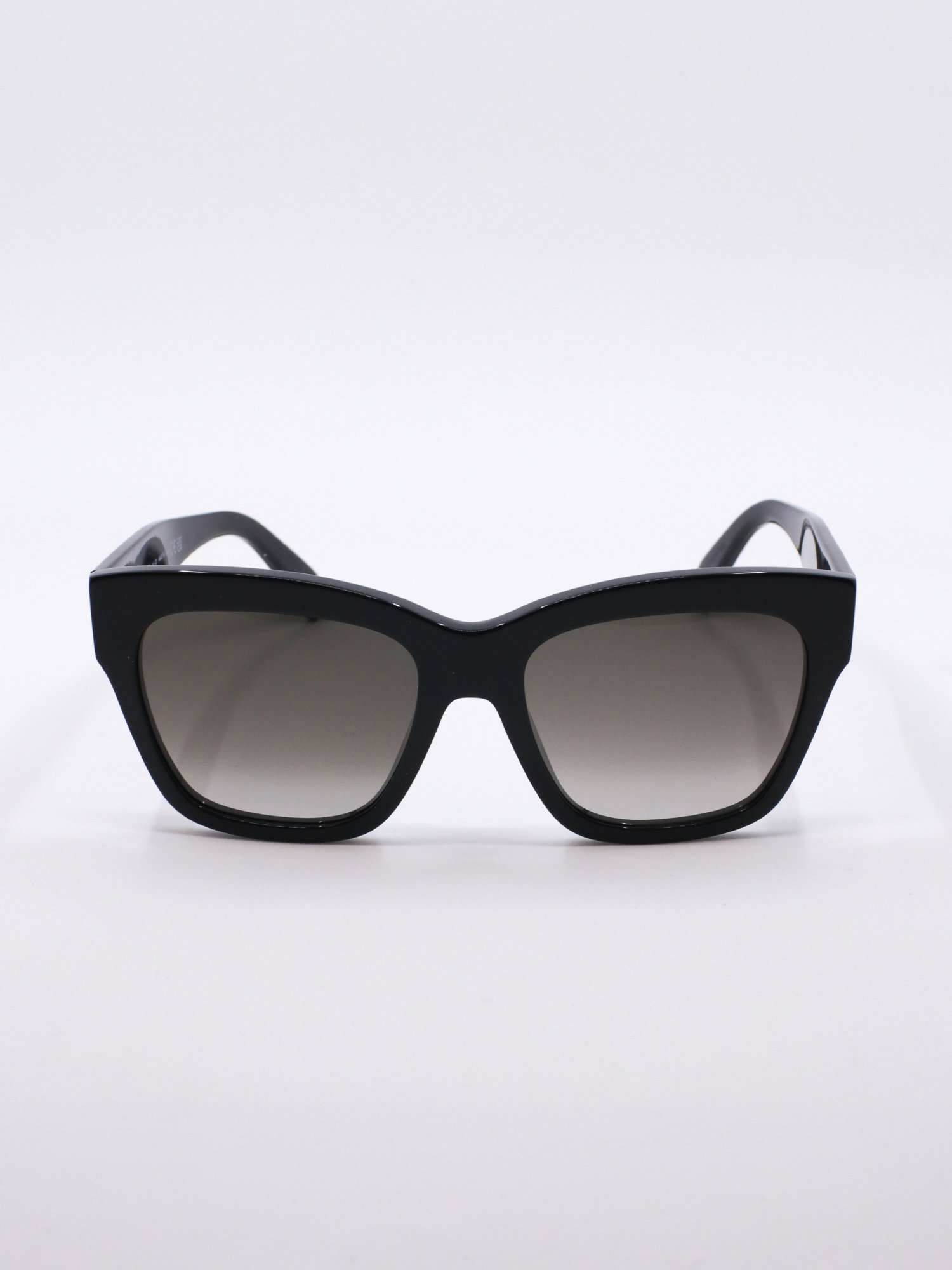 Svart, klassisk solbrille med mørke, graderte solbrilleglass