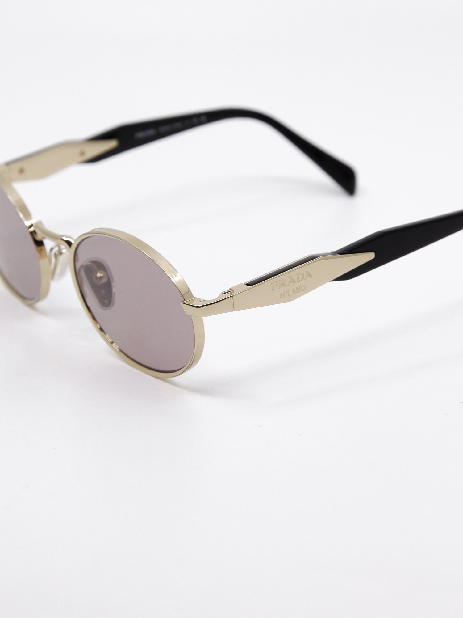 Oval metallsolbrille i gull med rosa glass