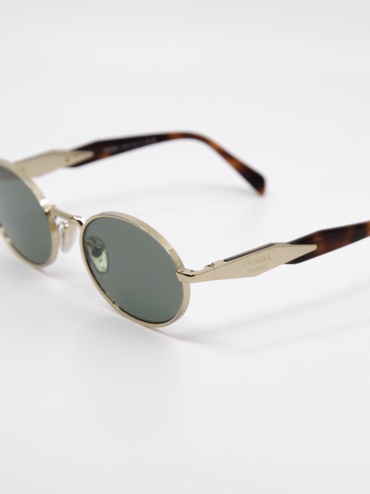 Oval metallsolbrille i gull med grønne solbrilleglass