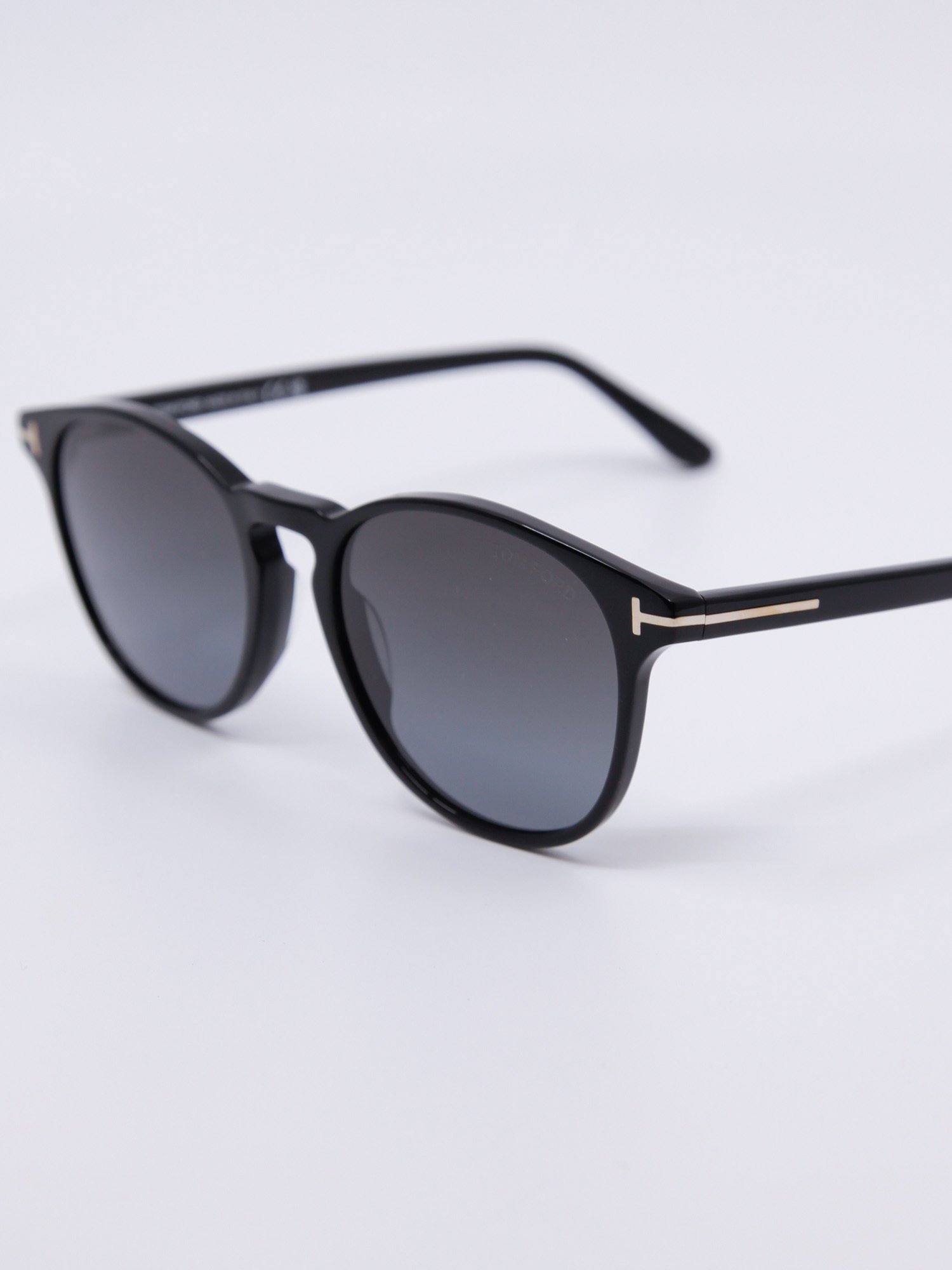 Klassisk rund solbrille i svart med mørke solbrilleglass