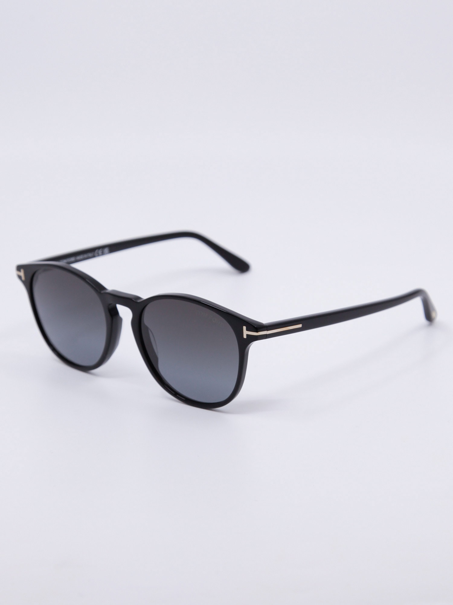 Klassisk rund solbrille i svart med mørke solbrilleglass