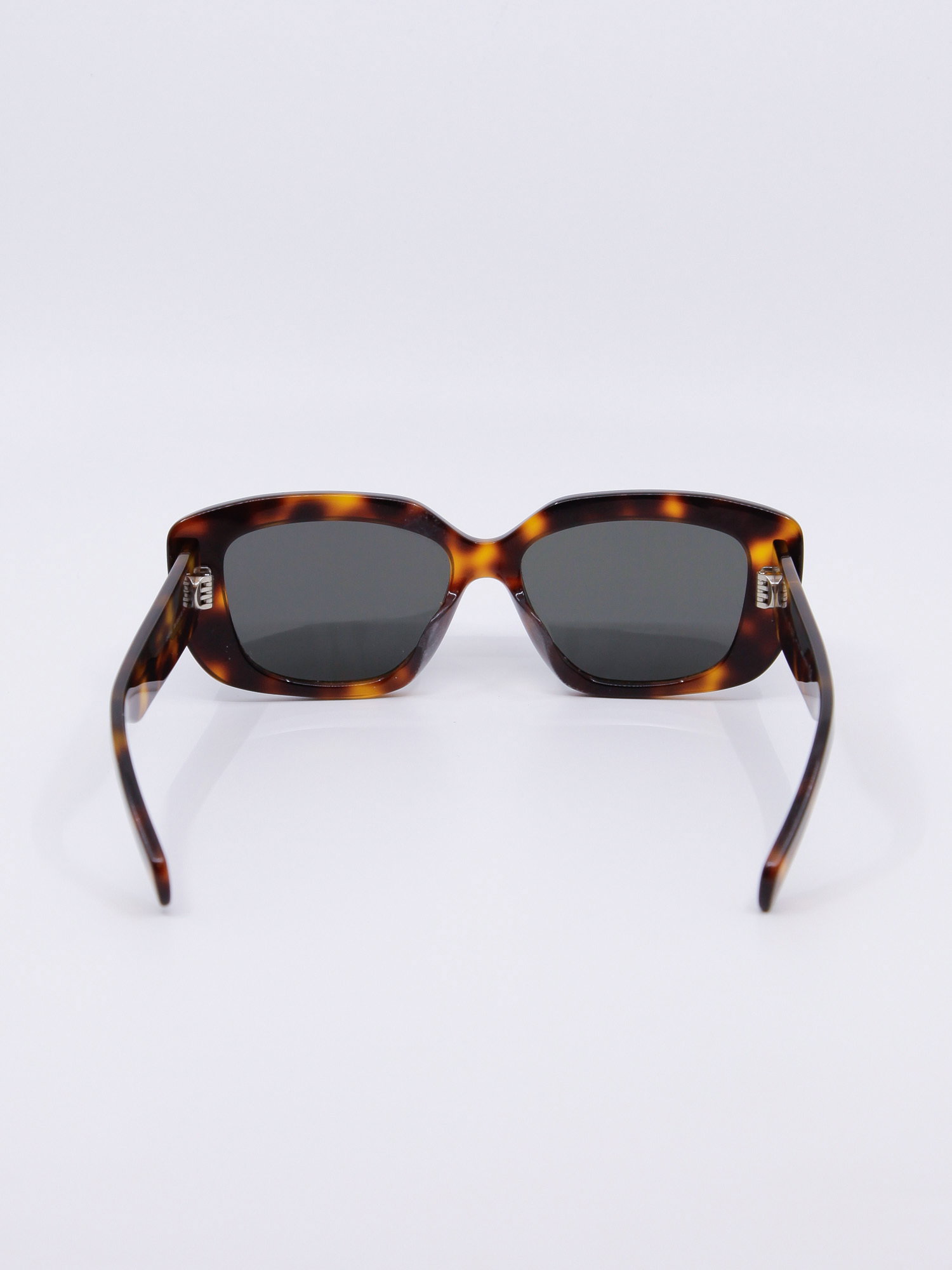 Mørkebrun solbrille med avrundet svak cateye fasong