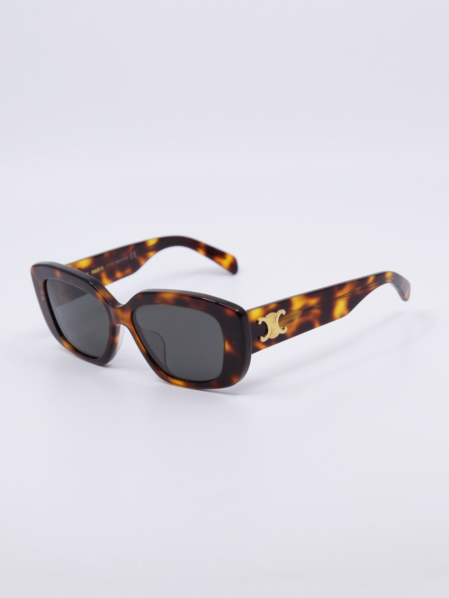 Mørkebrun solbrille med avrundet svak cateye fasong