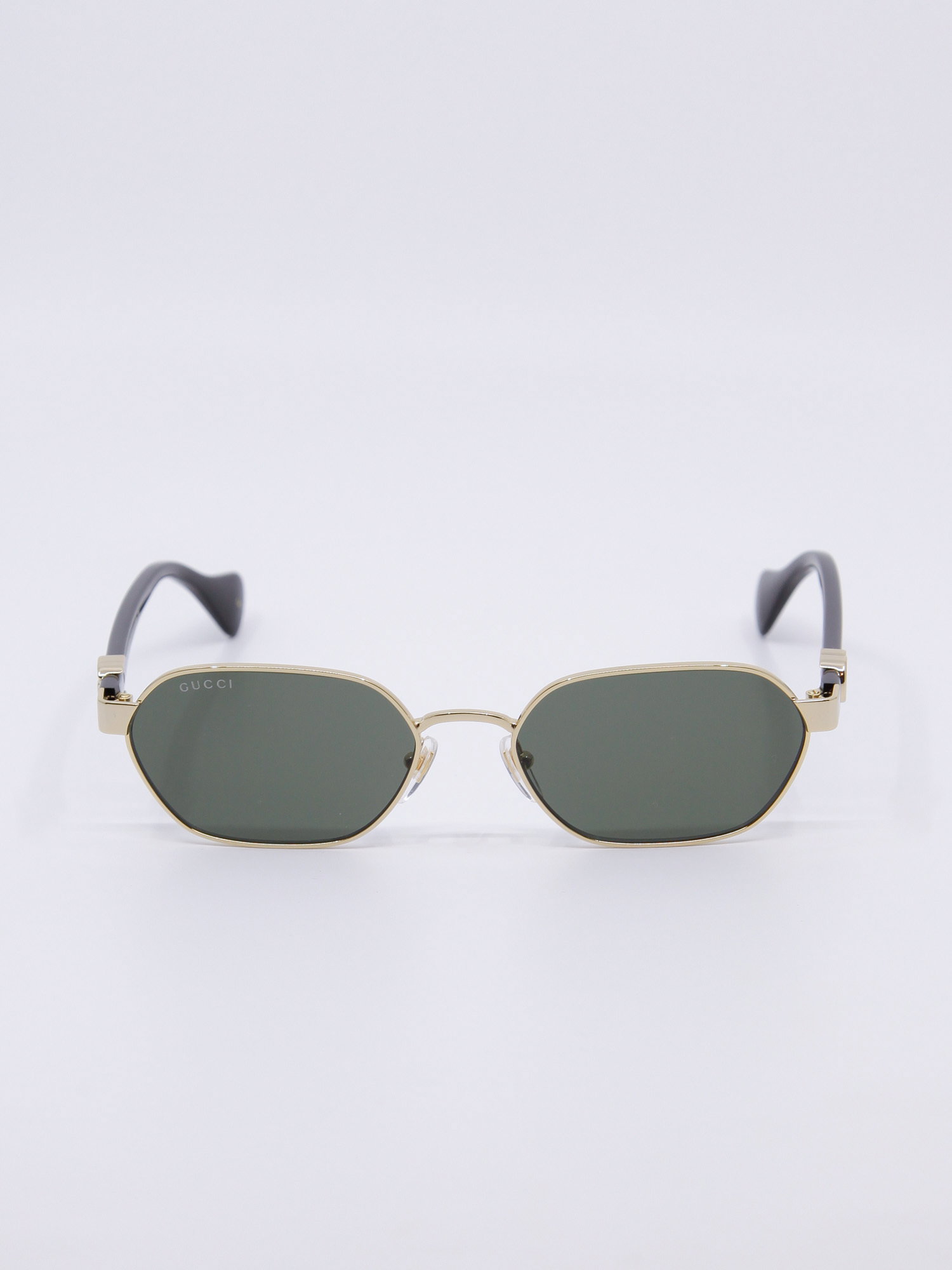 Smal metallsolbrille med gullramme og svarte brillestenger