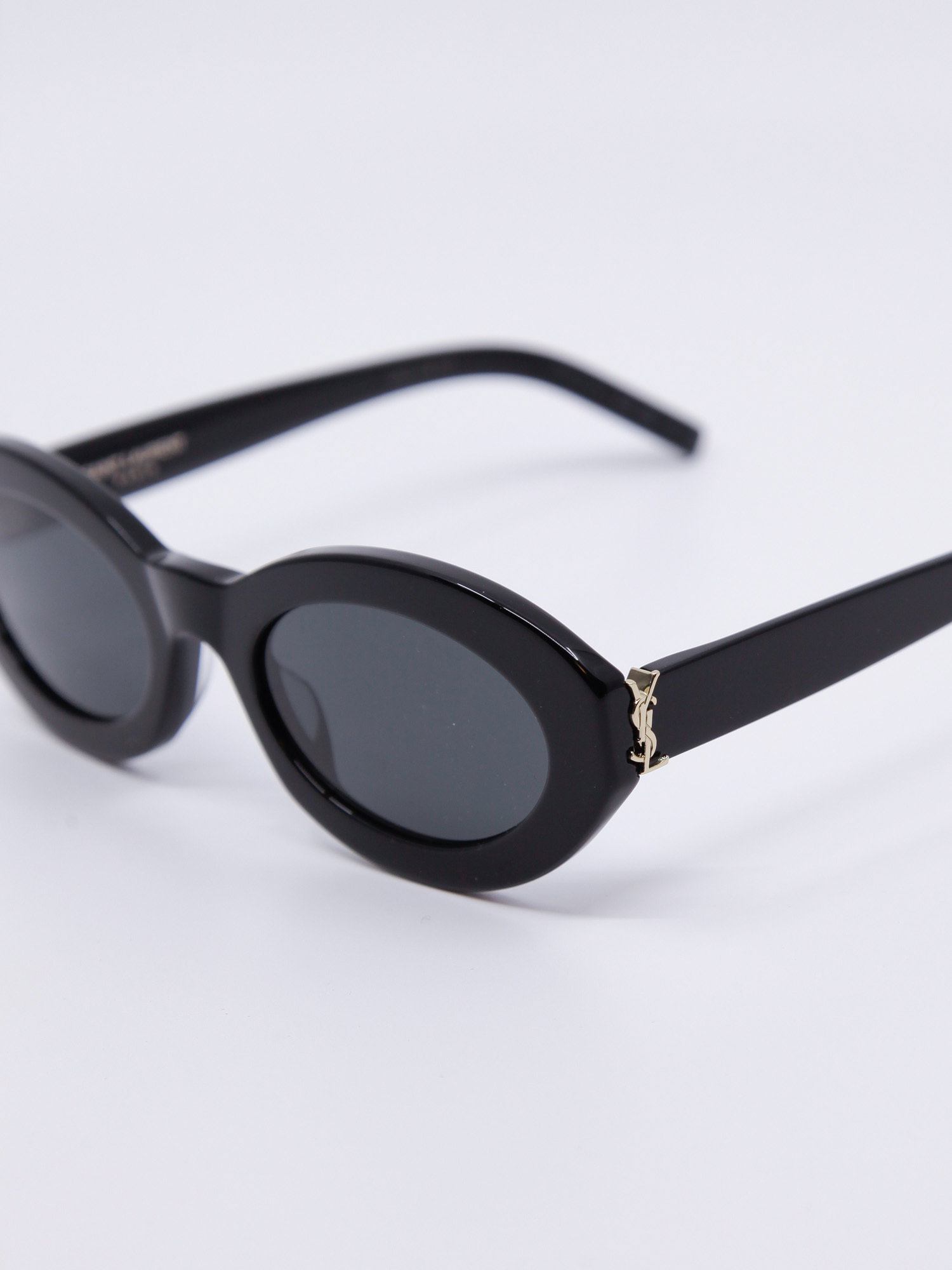 Oval solbrille i svart